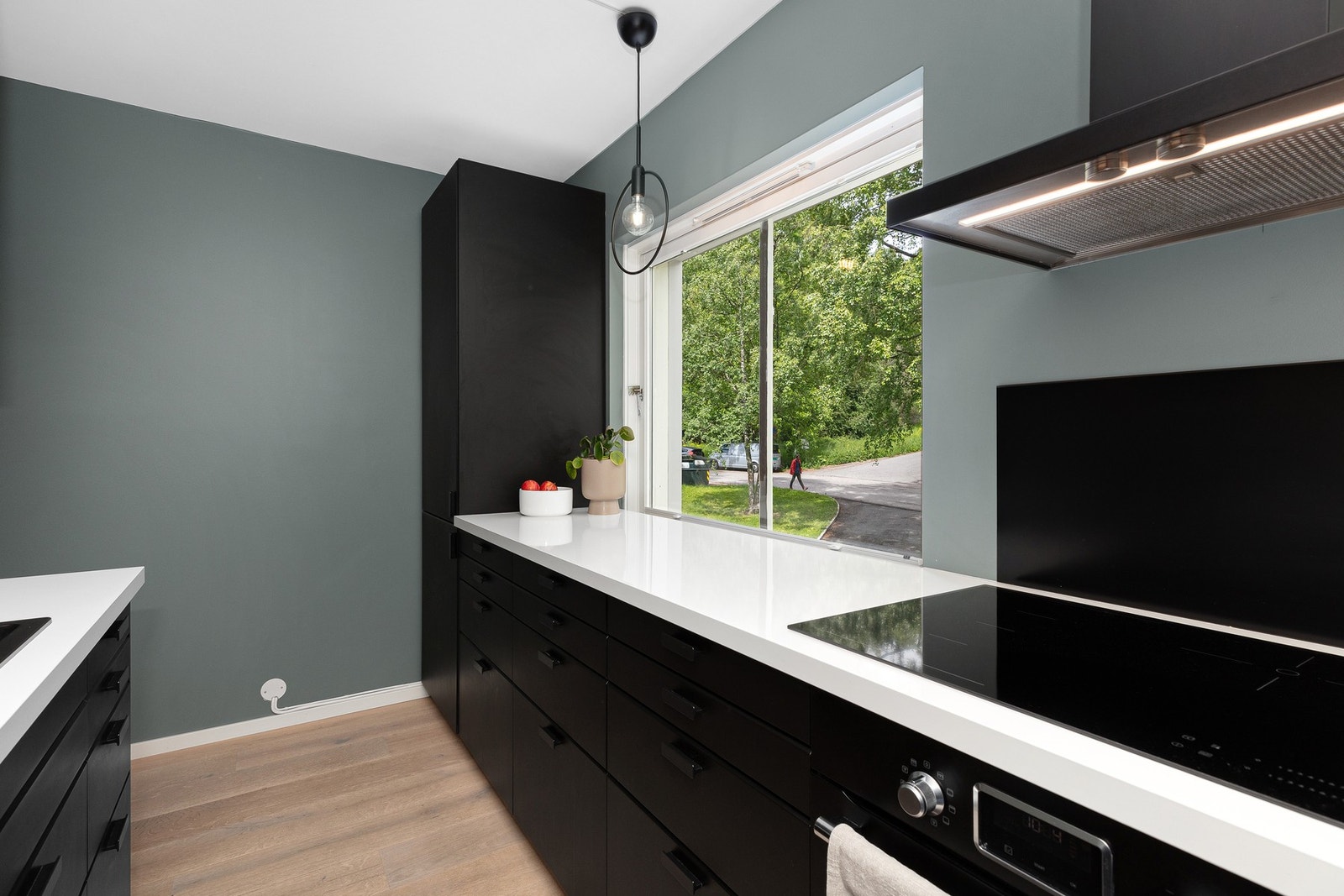 Grønt og pent utsyn gjennom kjøkkenvinduet. Galleribilde