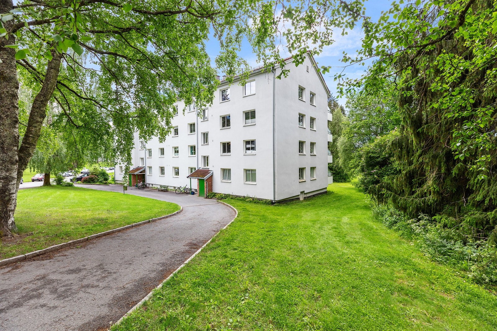 Pen fasade og grønne omgivelser. Galleribilde