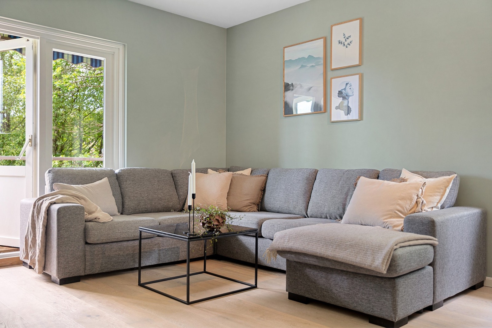 Stuen har gode innvendige lysforhold. Galleribilde