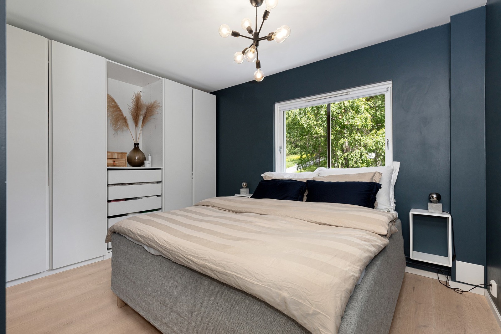 Romslig og pent hovedsoverom med svært god skapplass. Galleribilde