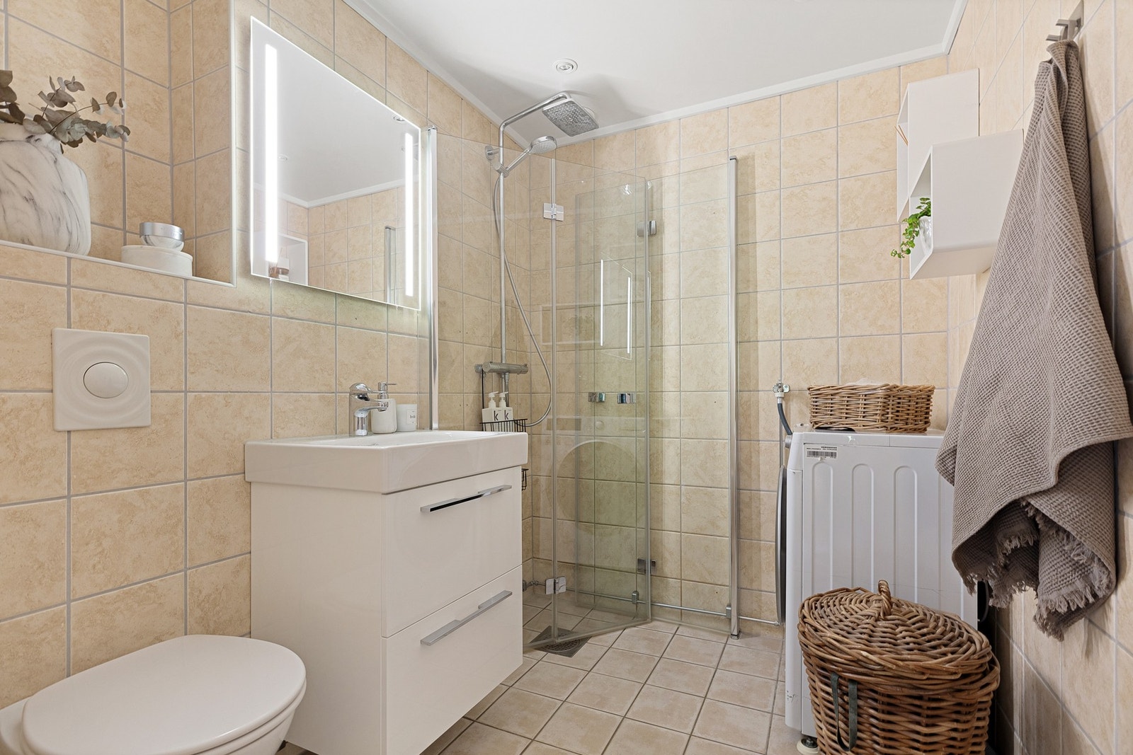 Pent, flislagt bad med varmekabler. Nyere baderomsinnredning fra ca. 2019. Galleribilde