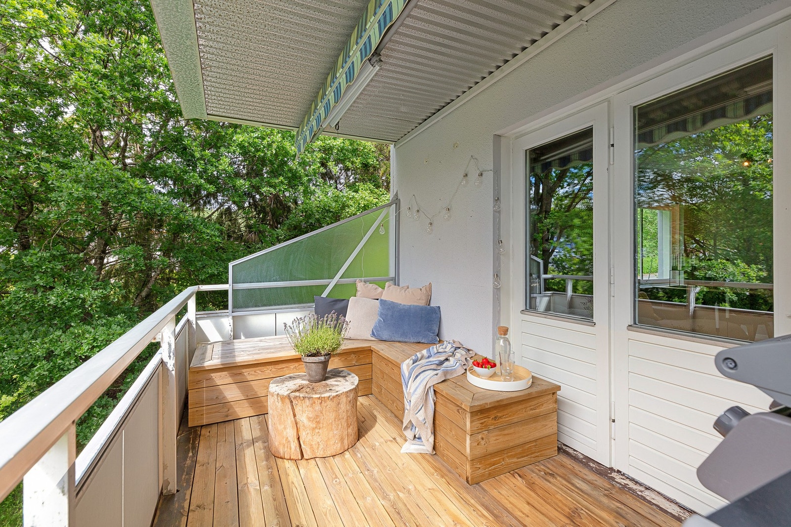 Balkongen har plassbygget sittebenk med god lagringsplass. Galleribilde