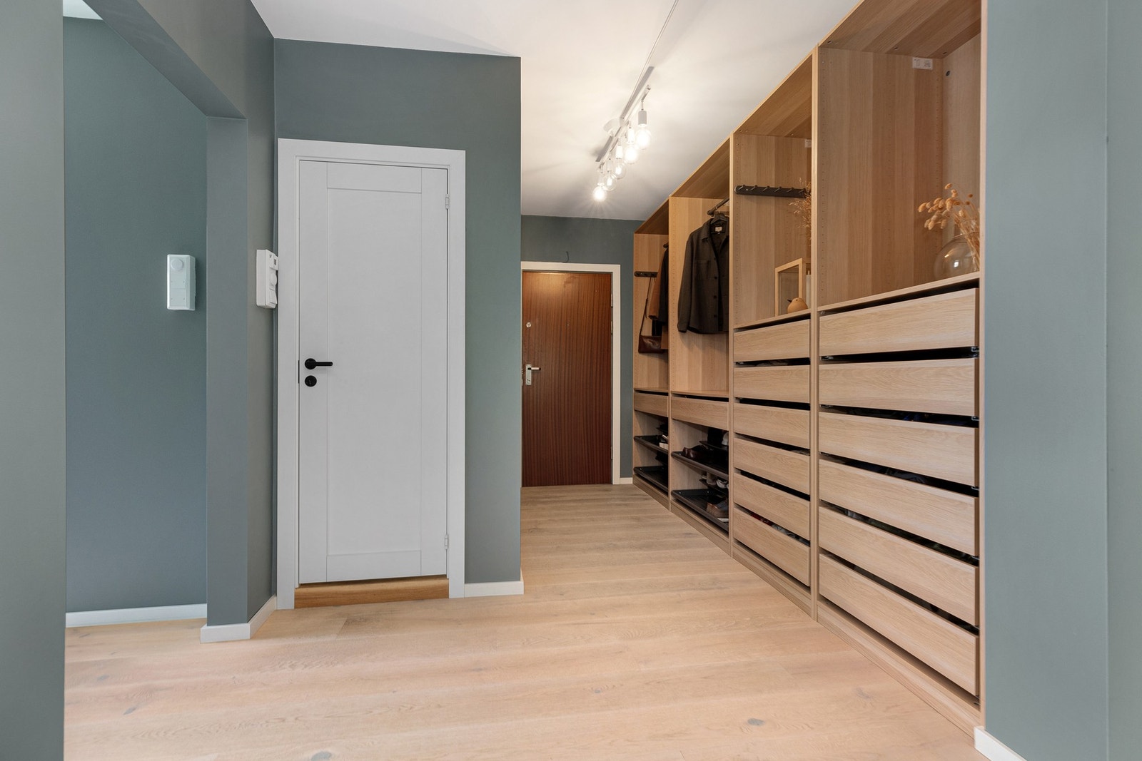 Romslig gang med svært god garderobeplass i de medfølgende garderobeskapene. Galleribilde