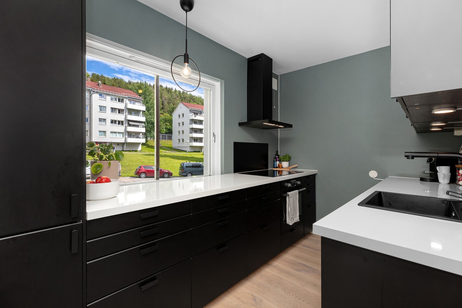 Lekkert og moderne kjøkken med integrerte hvitevarer. Galleribilde