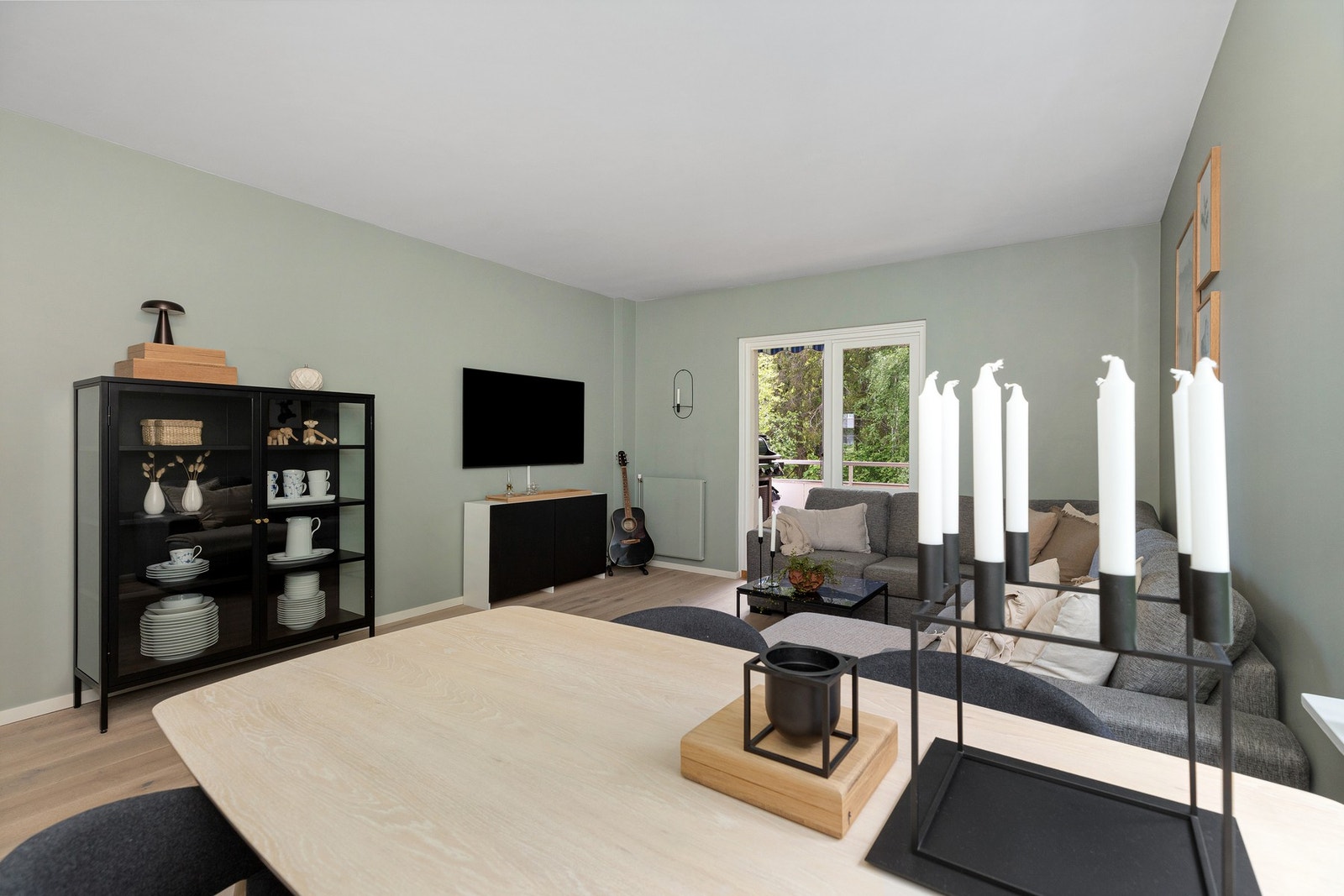 Stuen har god plass til både sofagruppe og spisestue. Galleribilde