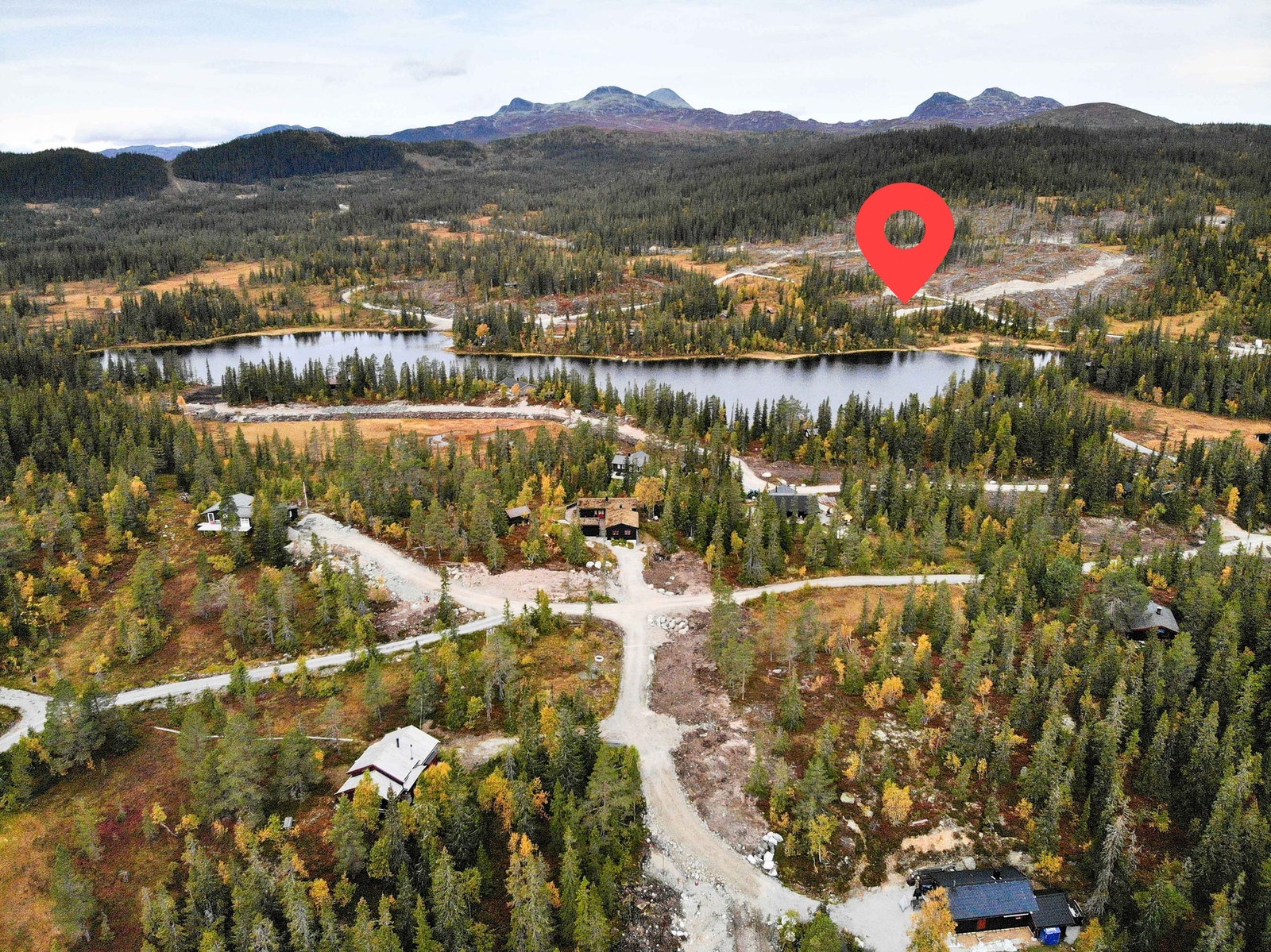 Dronebilde over området med tomt 18 markert. Gaustatoppen sees i bakgrunnen Galleribilde