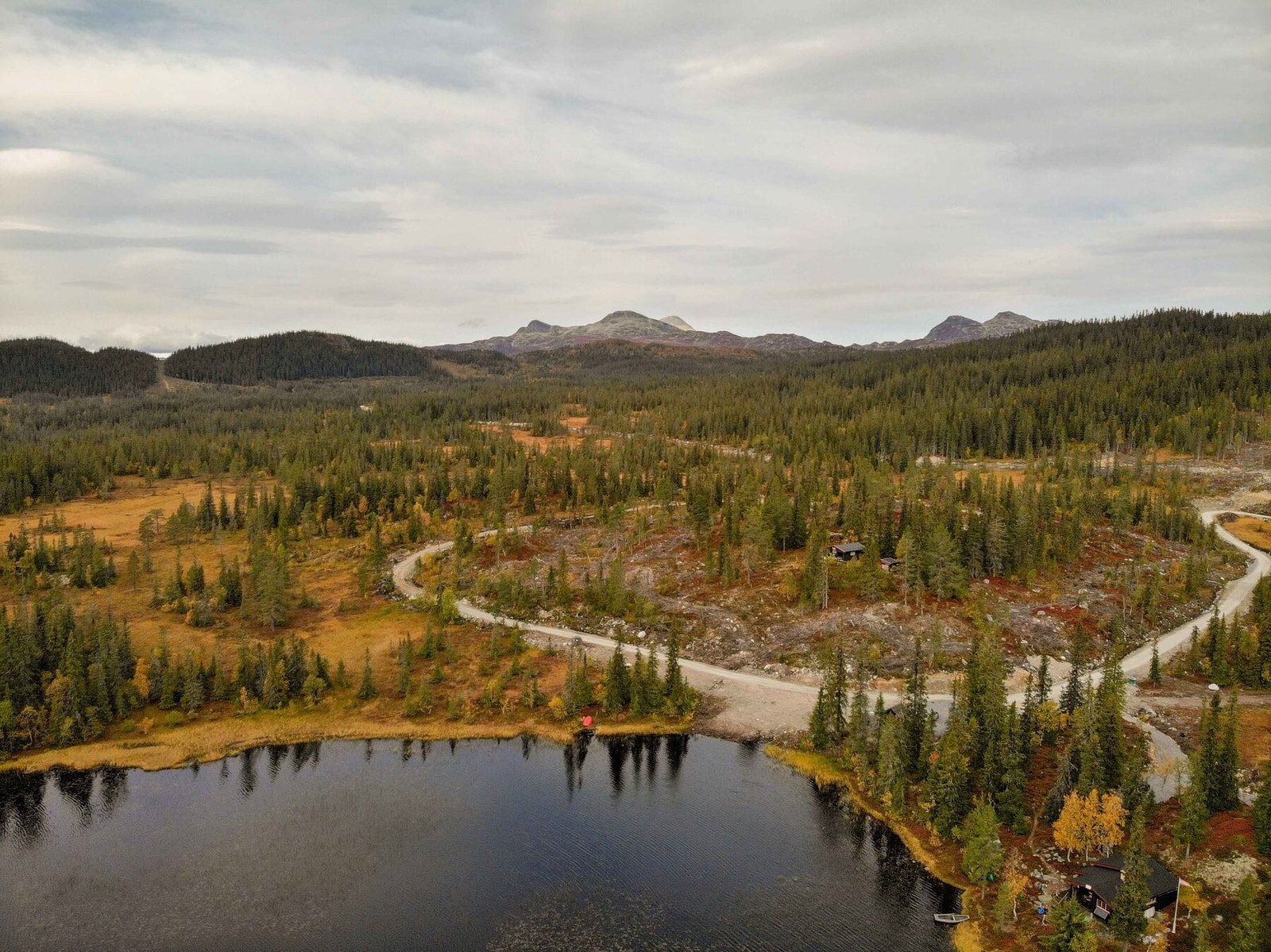 Fra tomteområdet mot Langetjønn og Gaustatoppen-massivet Galleribilde