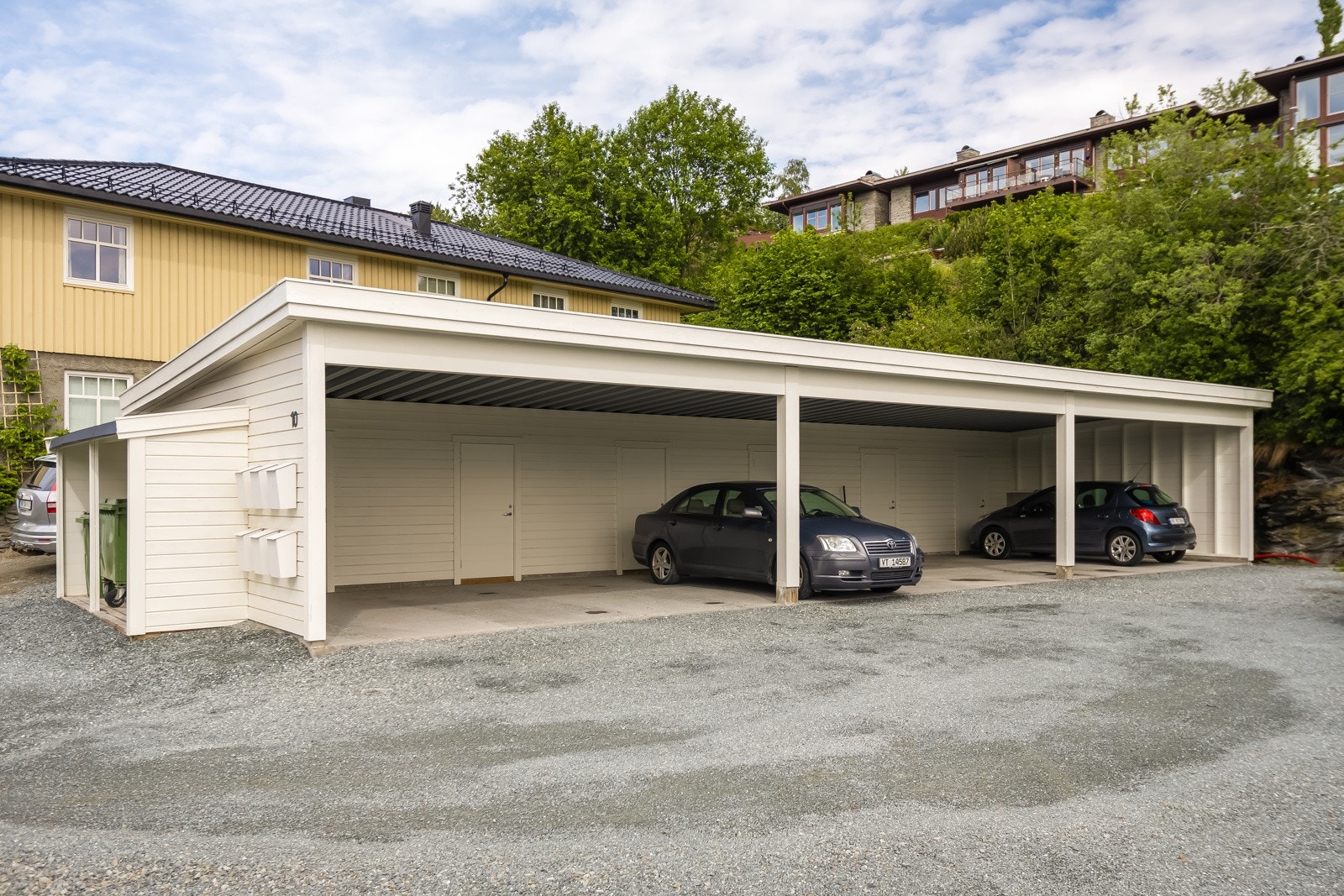 Parkering i nytt carportanlegg. Galleribilde