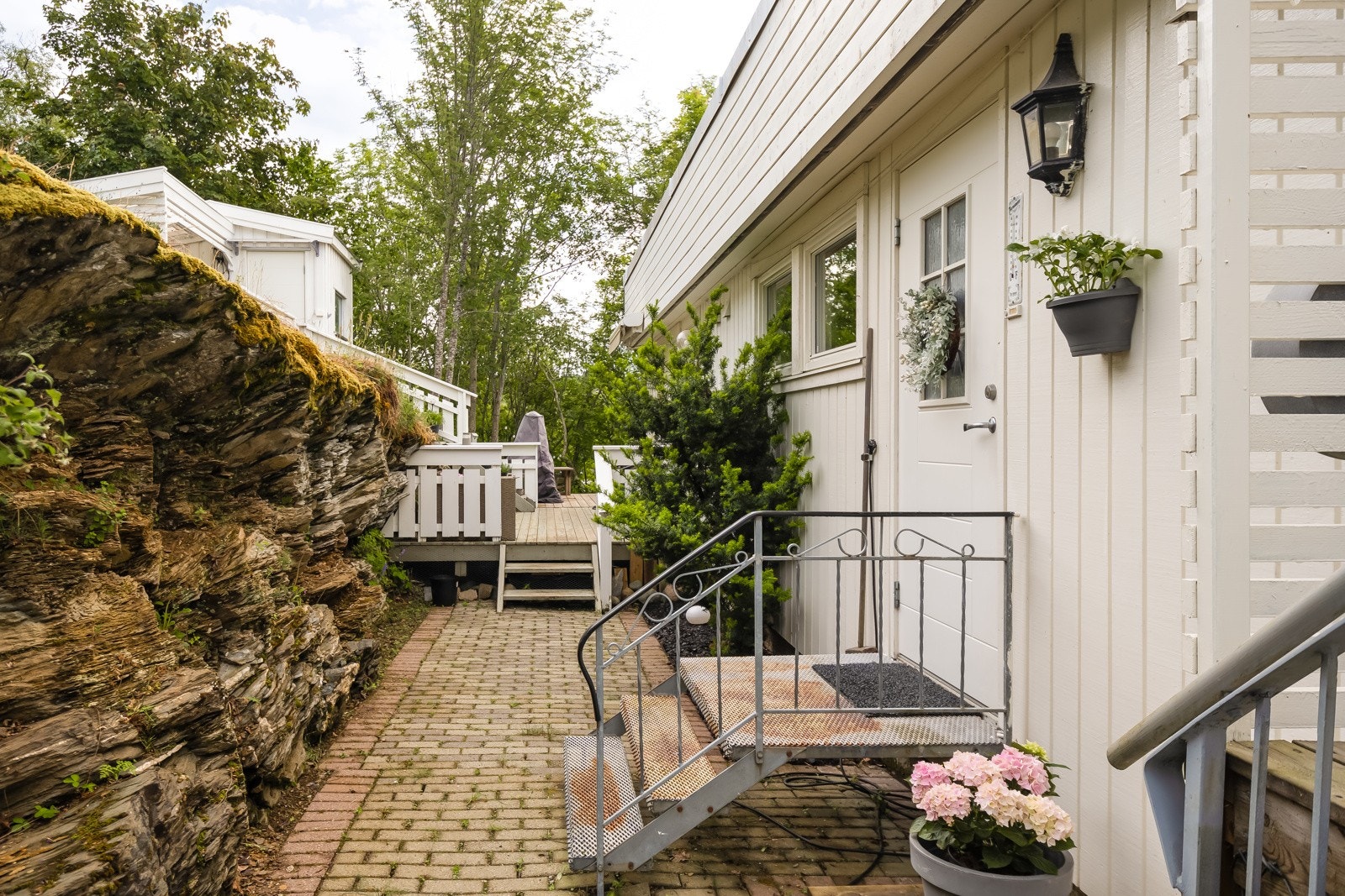 Leiligheten ligger i 2. etasje, men inngang er fra baksiden som blir bakkenivå. Galleribilde