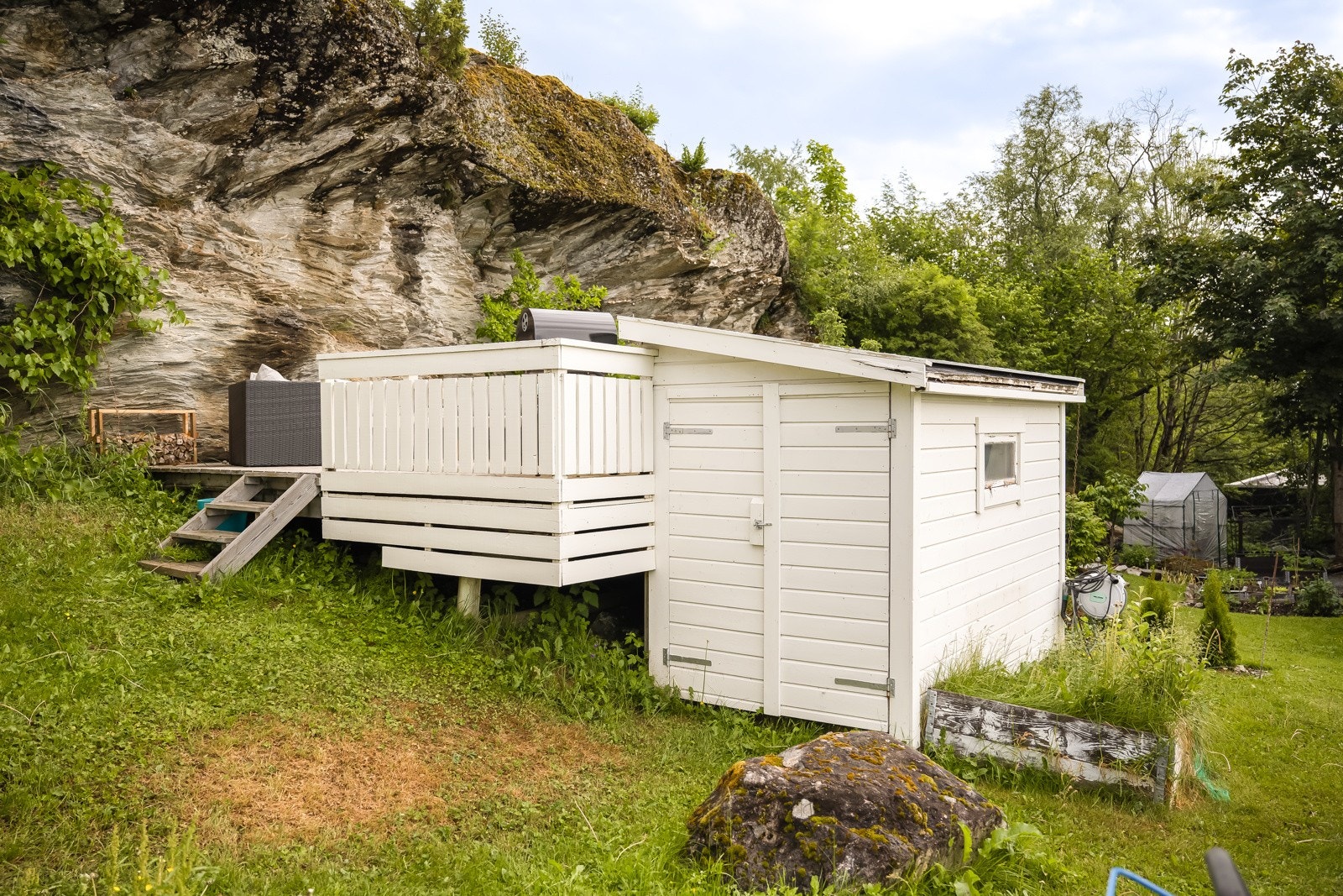 Et veldig rolig og idyllisk fellesområde på baksiden av boligen. Galleribilde