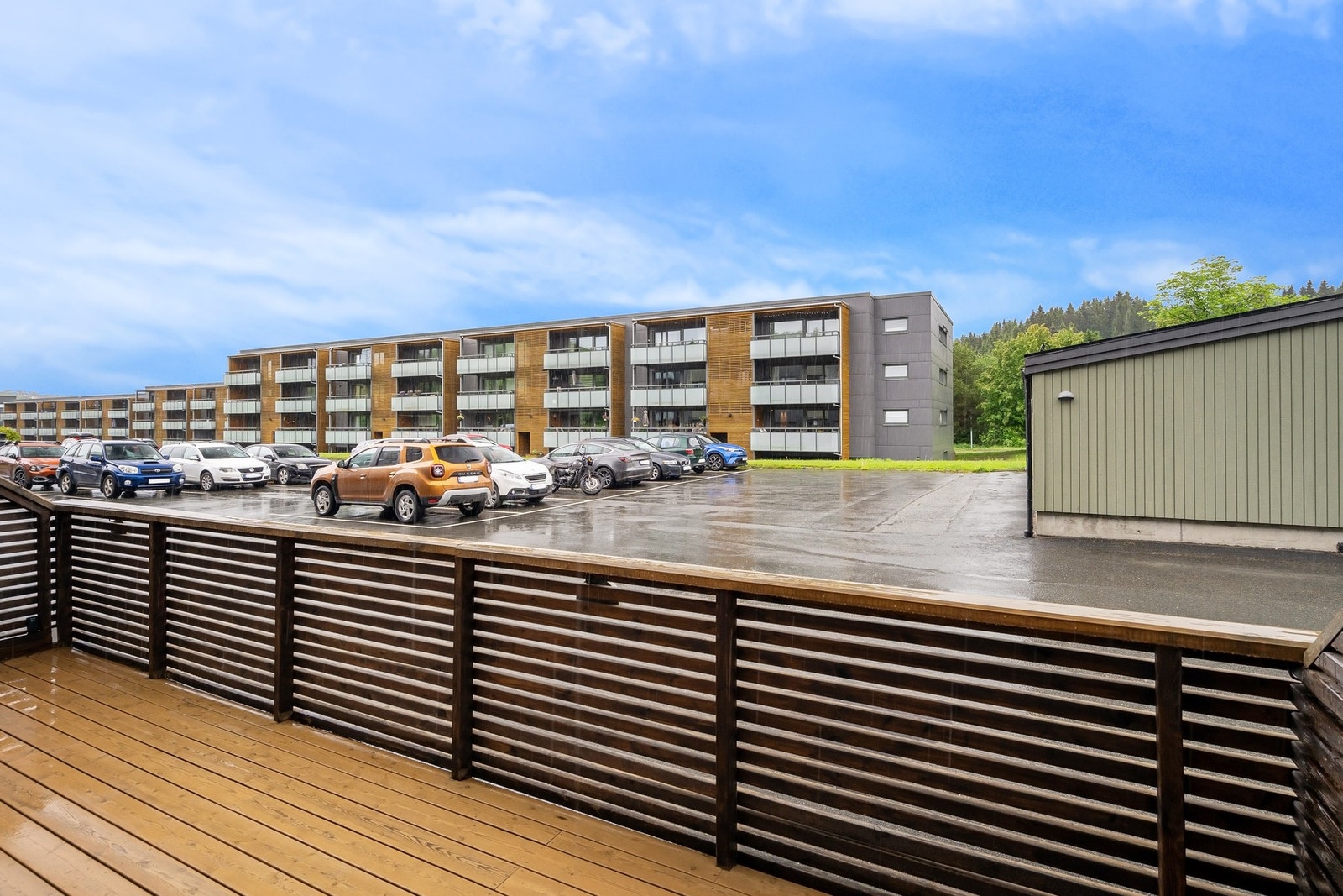 Parkering på felles biloppstillingsplass. Mulighet for å søke om fast garasjeplass. Galleribilde
