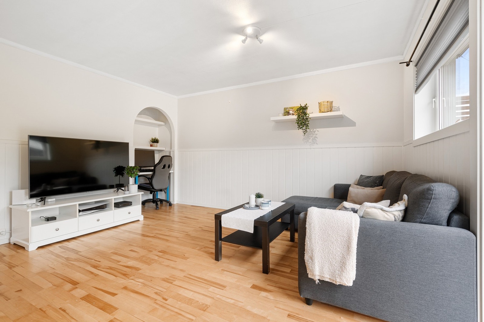 Boligen varmes opp via elektrisitet og har balansert ventilasjon med varmegjenvinning. Galleribilde