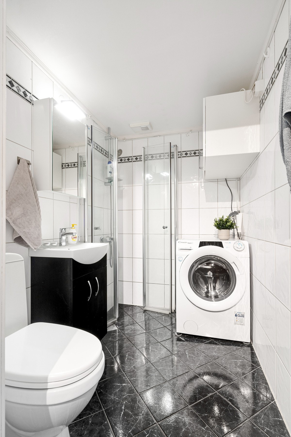 Badet har flis på gulv og vegger med elektrisk gulvvarme. Galleribilde