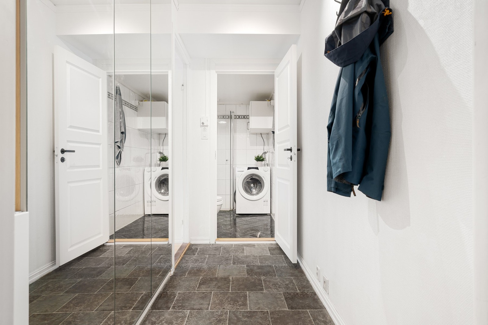 Entreen har en romslig skyvedørsgarderobe som har godt med plass for yttertøy. Galleribilde