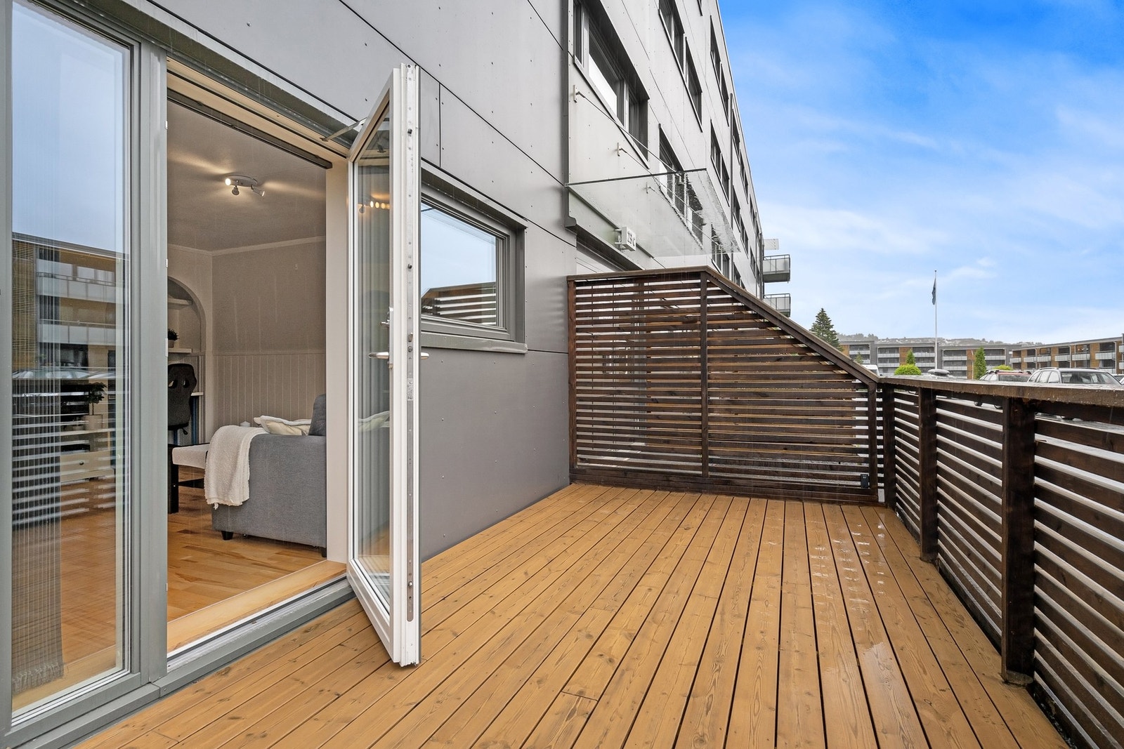 Terrassen er på 15 kvm og har god plass til utemøblement og grill. Galleribilde