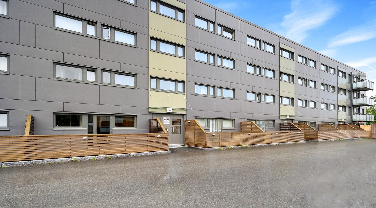 Borettslaget har blitt vesentlig oppgradert med bla. nytt tak, etterisolering med nye vinduer, kledning etc. Galleribilde