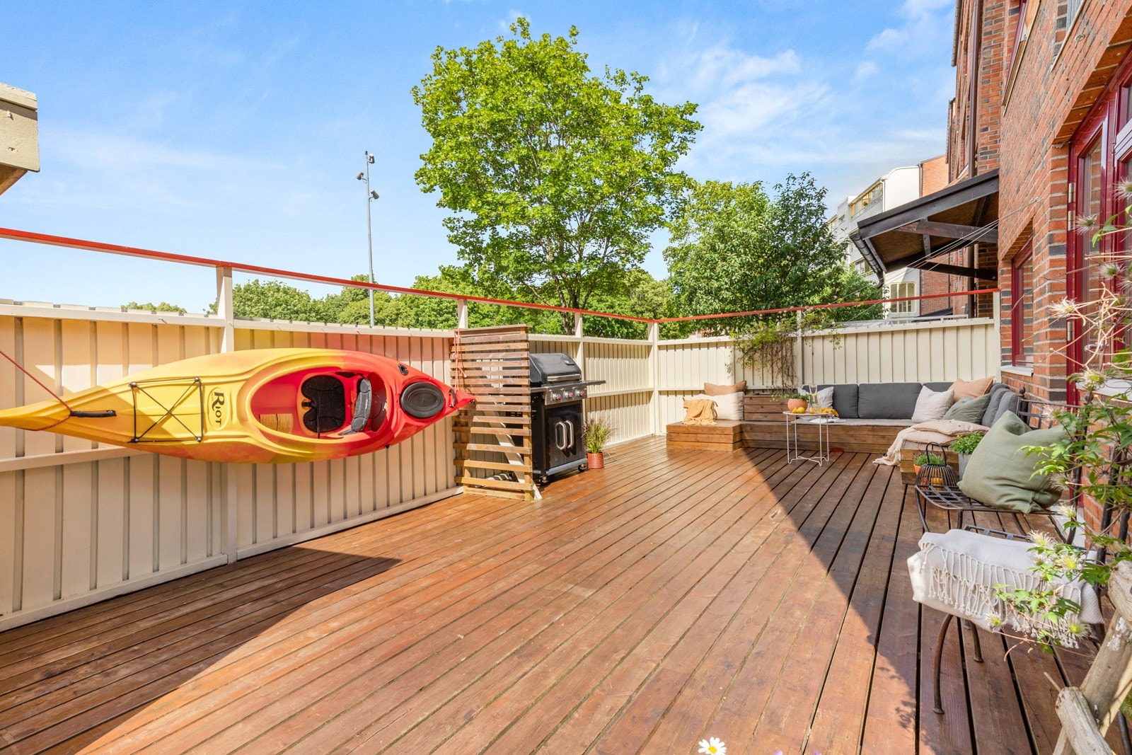 Uteplassen har stor terrasse på ca. 30 kvm som er skjermet med gjerde, perfekt for dyrehold Galleribilde