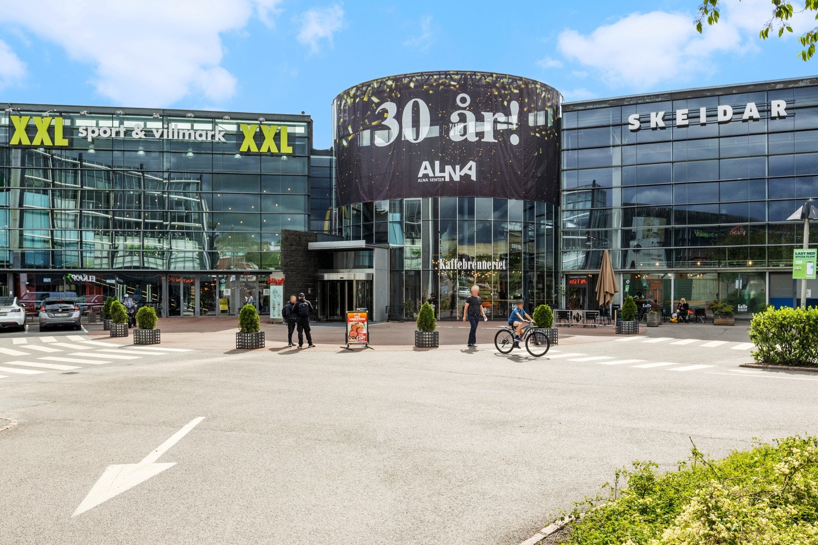 Det er kun et par stopp med T-banen til Tveita senter med et rikt utvalg i form av 73 forretninger og servicetilbud. På Alna senteret finner du alt innenfor interiør- og møbel, sport- og elektronikk. Galleribilde