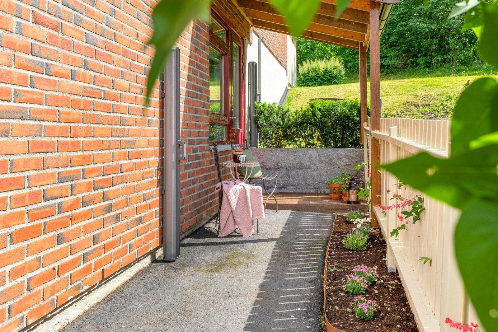 Boligen har egen inngang fra boligens private uteplass. Inngangspartiet ligger vendt mot vest hvor du kan følge solen fra ca. kl. 13. Galleribilde