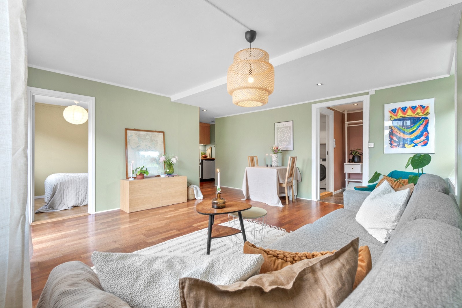 Leiligheten har en fin romfølelse og alt er innredet i moderne, avstemte farger som gir en stemning av harmoni og ro Galleribilde