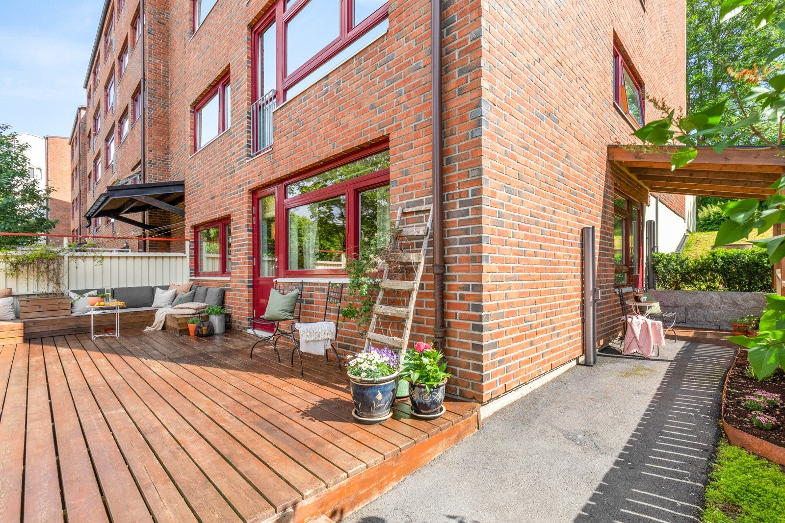 Spennende 2-roms med egen inngang og privat inngjerdet uteplass med solrik terrasse på ca. 30 kvm Galleribilde