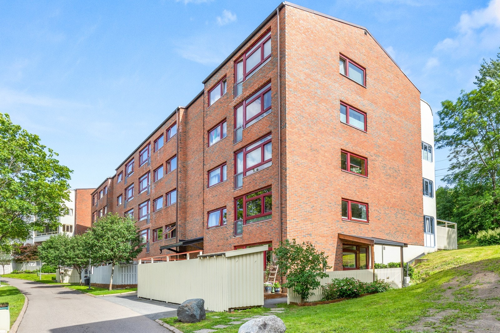 Boligen ligger tilbaketrukket øverst på borettslagets område grensende mot friområde. Det følger med en egen parkeringsplass. Galleribilde