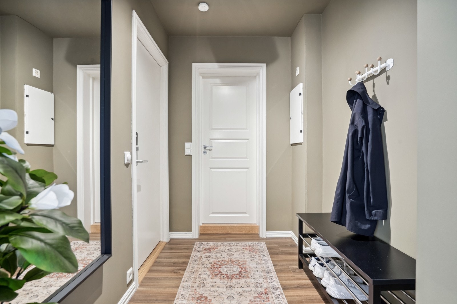 En stor entrè ønsker deg velkommen, med baderommet like ved. Galleribilde