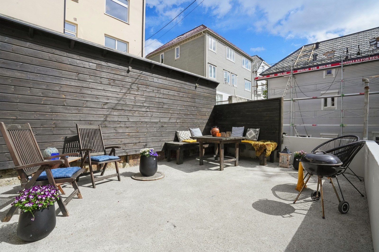 En herlig uteplass på samme etasje, som tilhører både denne leiligheten og seksjon 5. Galleribilde