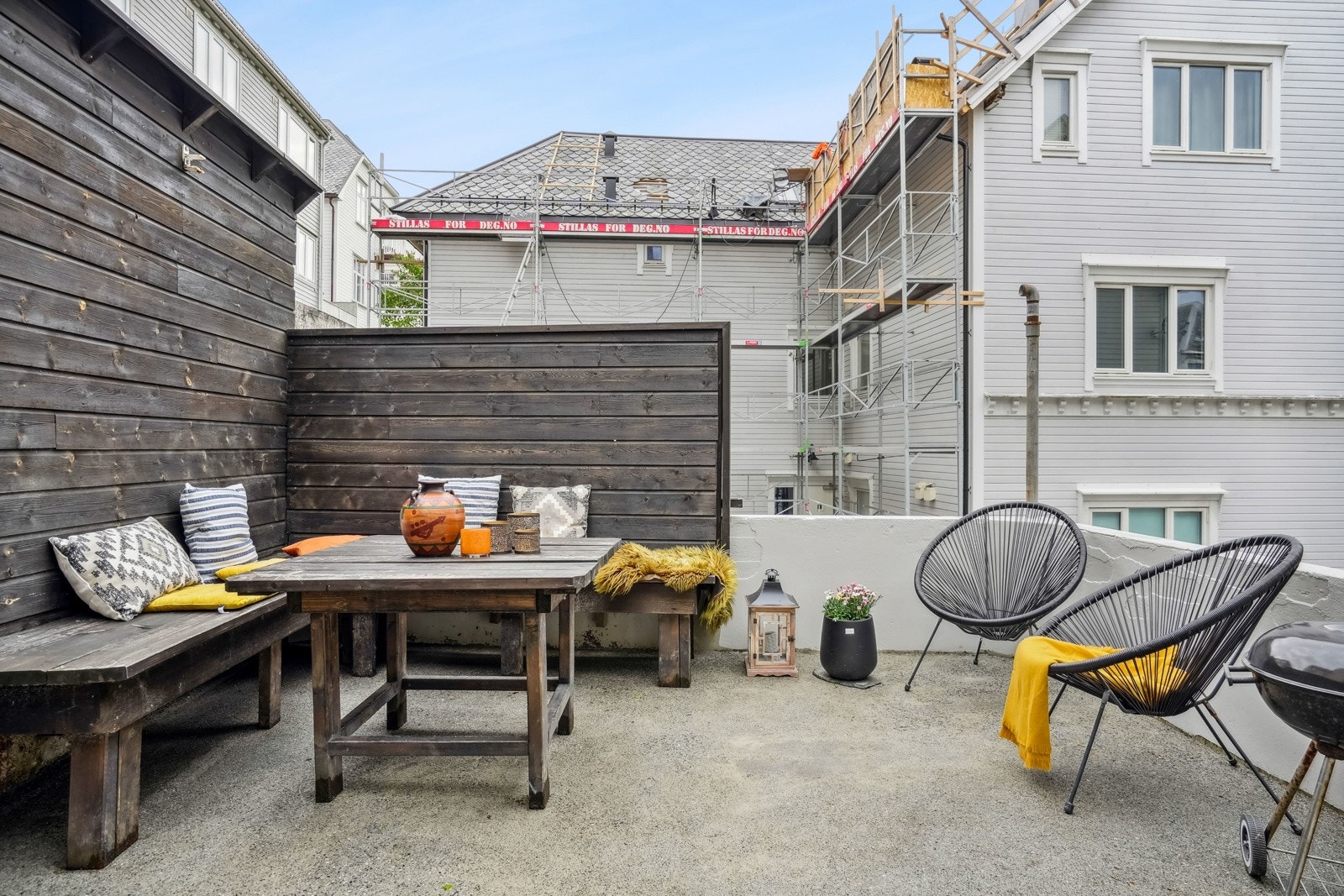 En herlig uteplass på samme etasje, som tilhører både denne leiligheten og seksjon 5. Galleribilde