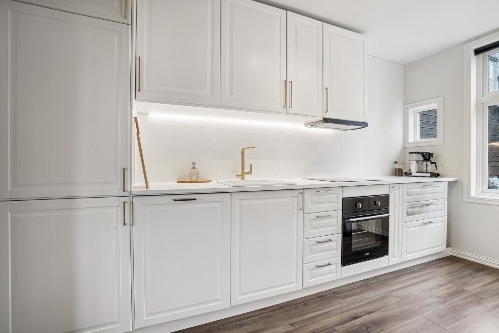 Det er installert splashboards mellom benkeplaten og overskapene, noe som gjør rengjøringen enklere. Galleribilde