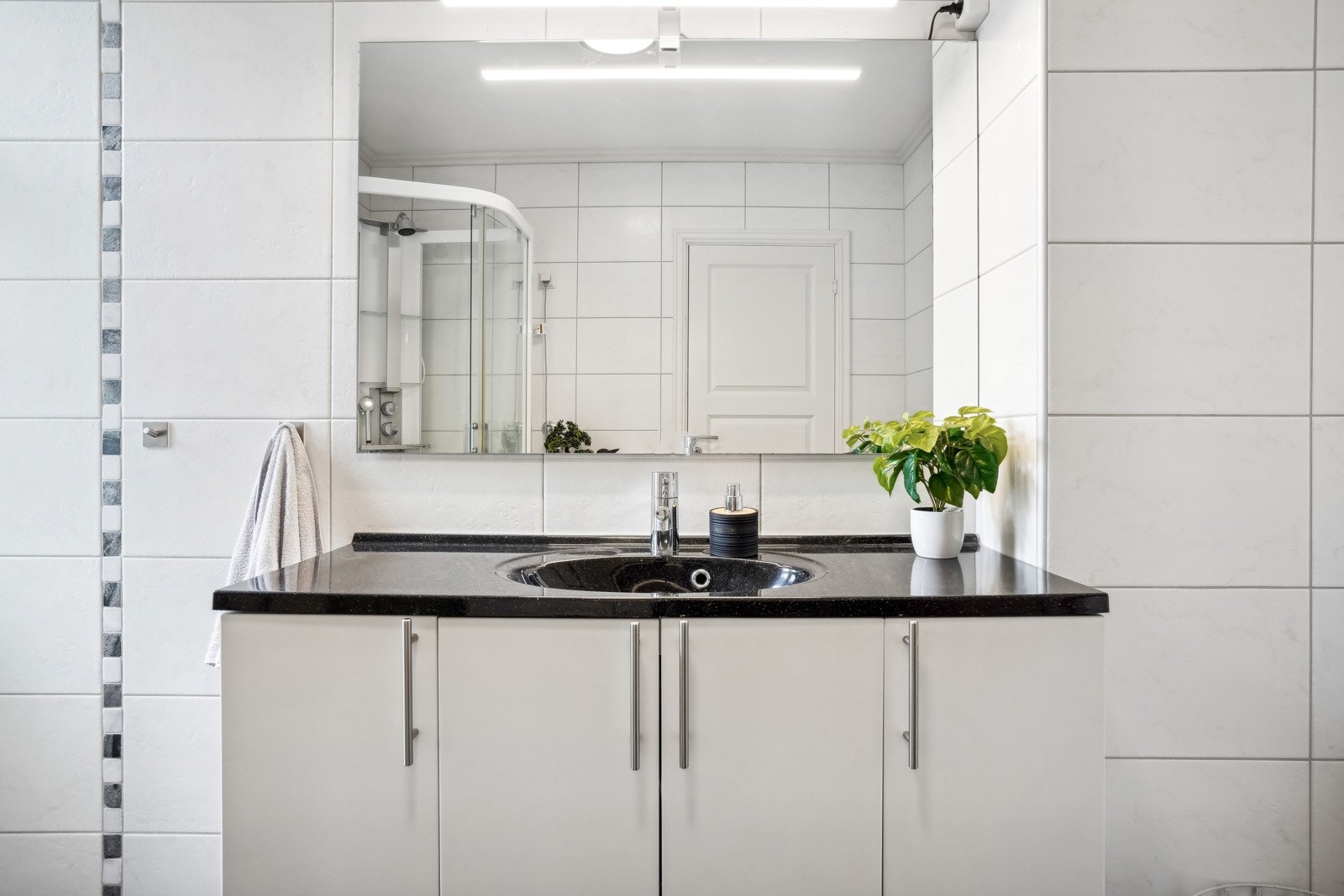 Videre er baderommet utstyrt med praktisk opplegg for vaskemaskin. Galleribilde