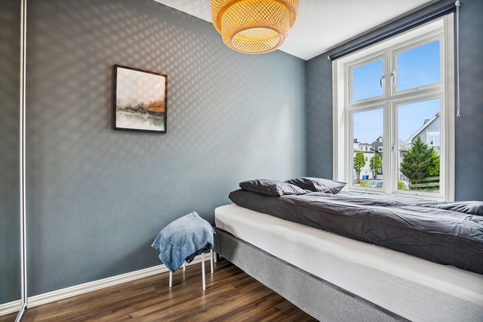 Romslig soverom med rikelig plass til en dobbeltseng. Galleribilde