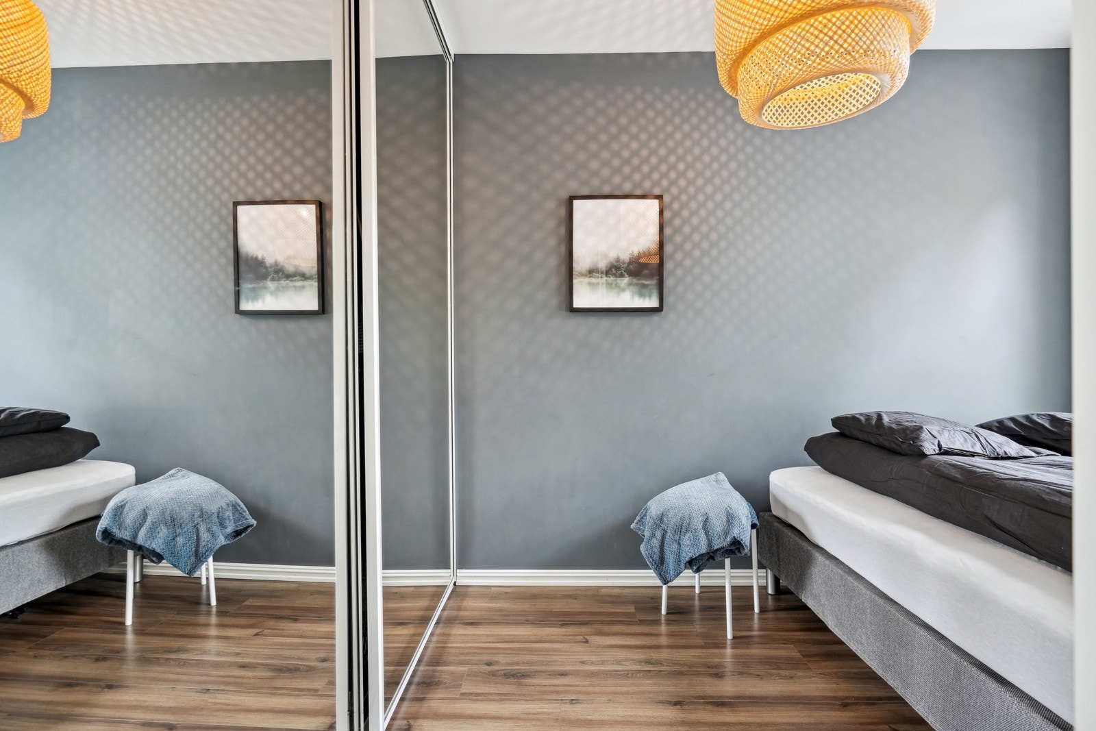 Soverommet har en romslig skyvedørsgarderobe som gir deg god plass til garderoben din. Galleribilde