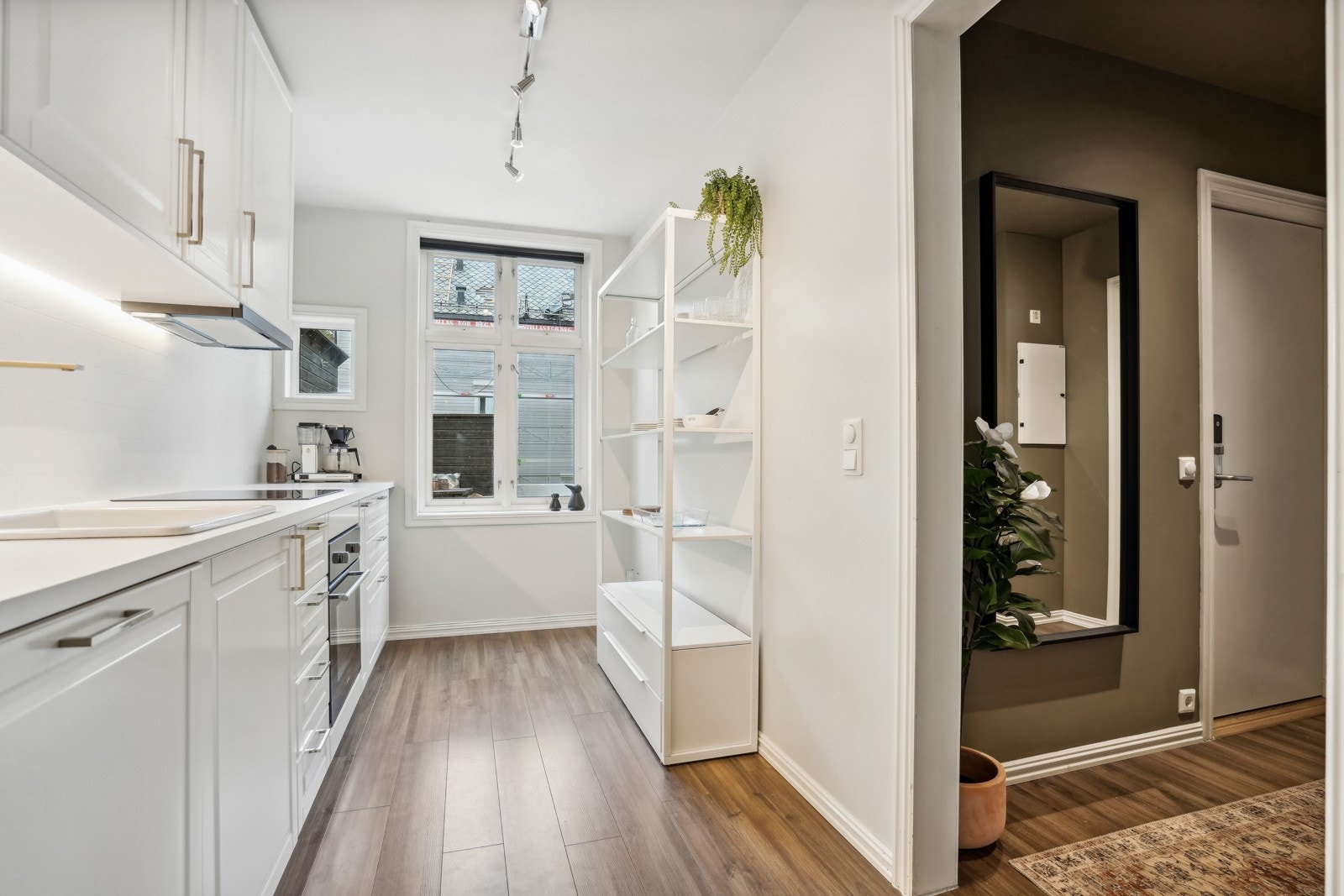 Kjøkken og entré. Galleribilde