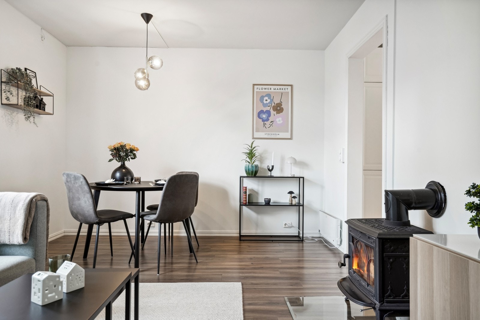 Stuen er romslig og tilbyr mange fleksible møbleringsmuligheter. Galleribilde