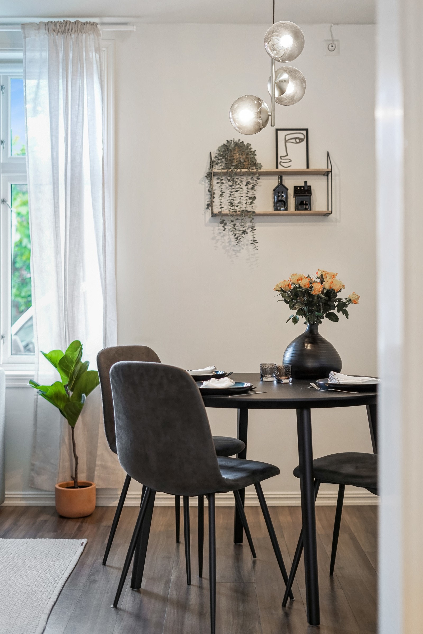 Stuen har store vindusflater som slipper inn rikelig med naturlig lys. Galleribilde