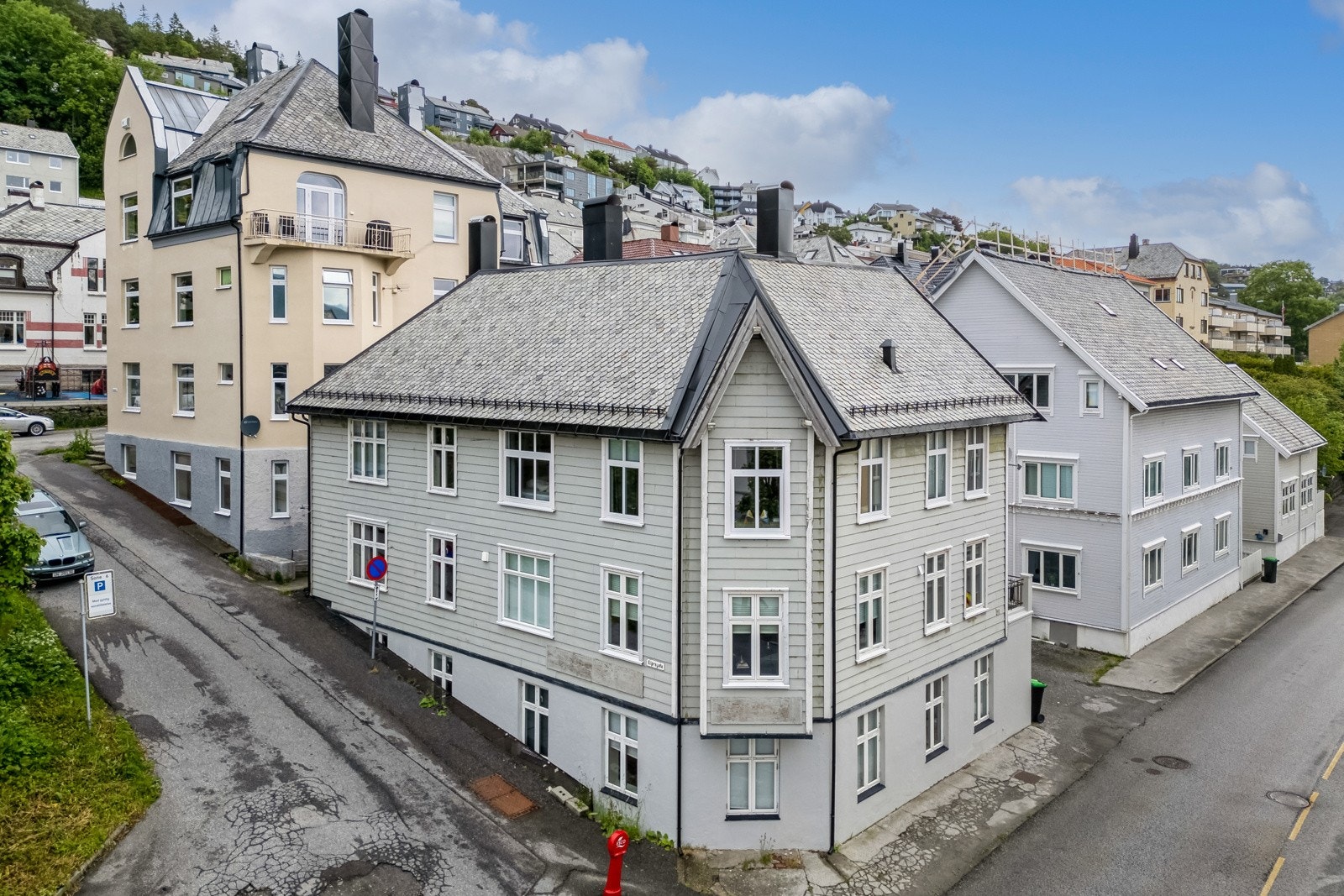 Med sin sentrumsnære beliggenhet har du kort vei til alt Ålesund har å tilby, samt flotte tur- og rekreasjonsområder på Volsdalsberga, i Byparken, og på Aksla. Galleribilde