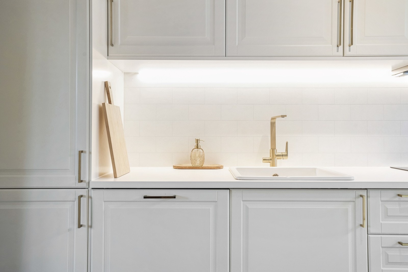 De integrerte hvitevarene inkluderer en stekeovn, platetopp, oppvaskmaskin og et kjøle-/fryseskap. Galleribilde