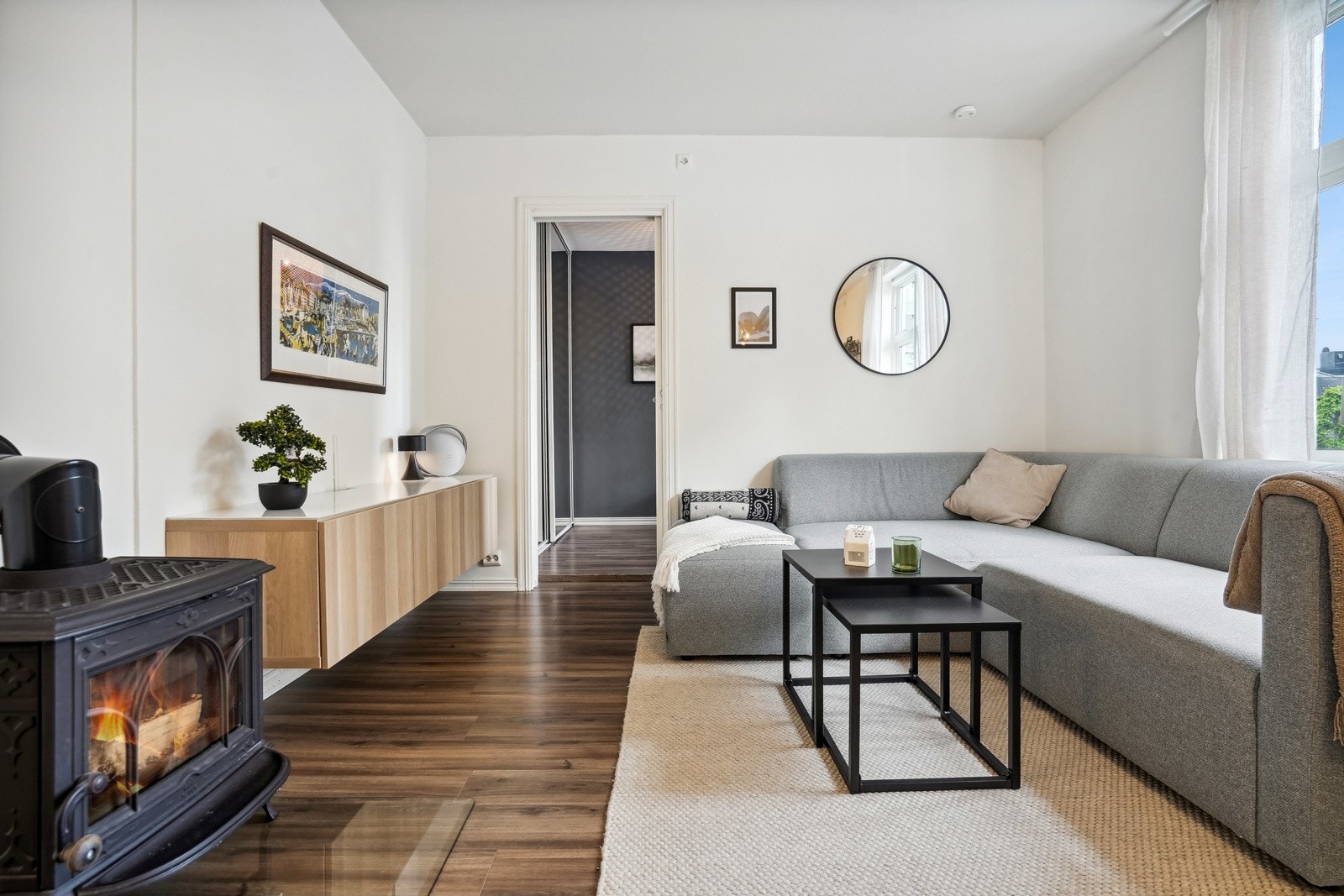 Vedfyring gir rommet en koselig og varm atmosfære. Galleribilde