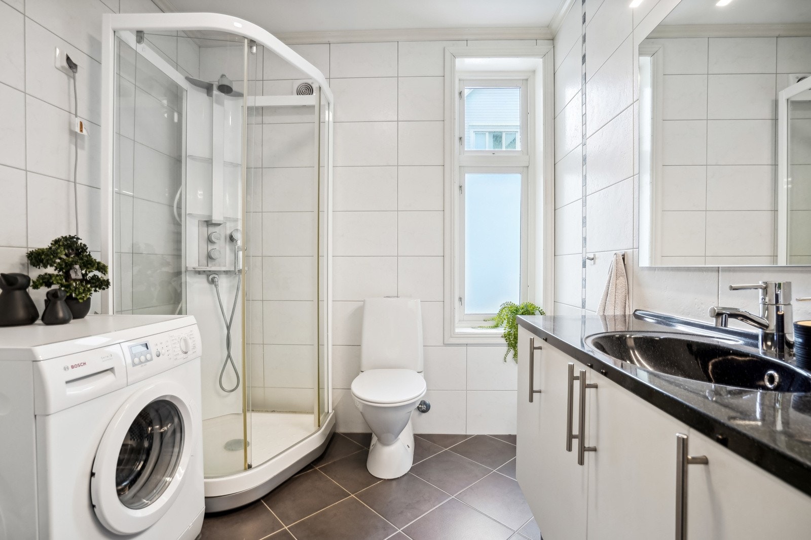 Flott flislagt bad med gulvvarme. Galleribilde