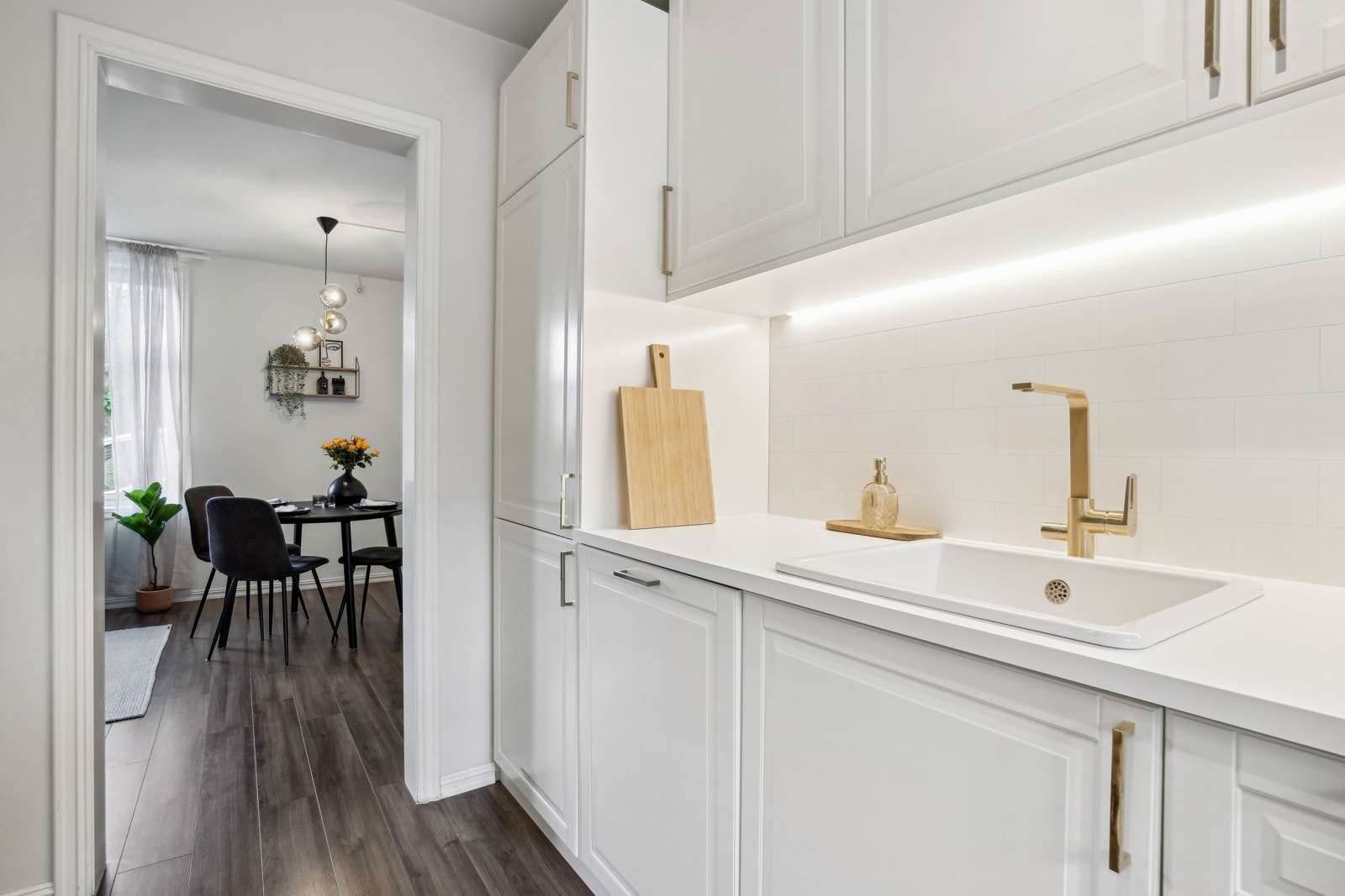 Stilrent og moderne kjøkken fra 2024, utstyrt med integrerte hvitevarer og rikelig med oppbevaringsplass. Galleribilde