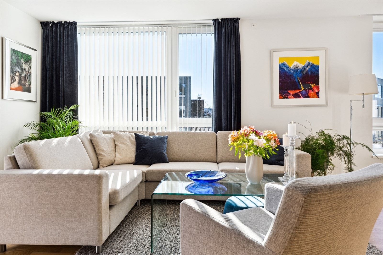 Det romslige stuearealet byr på flere, gode møbleringsmuligheter Galleribilde