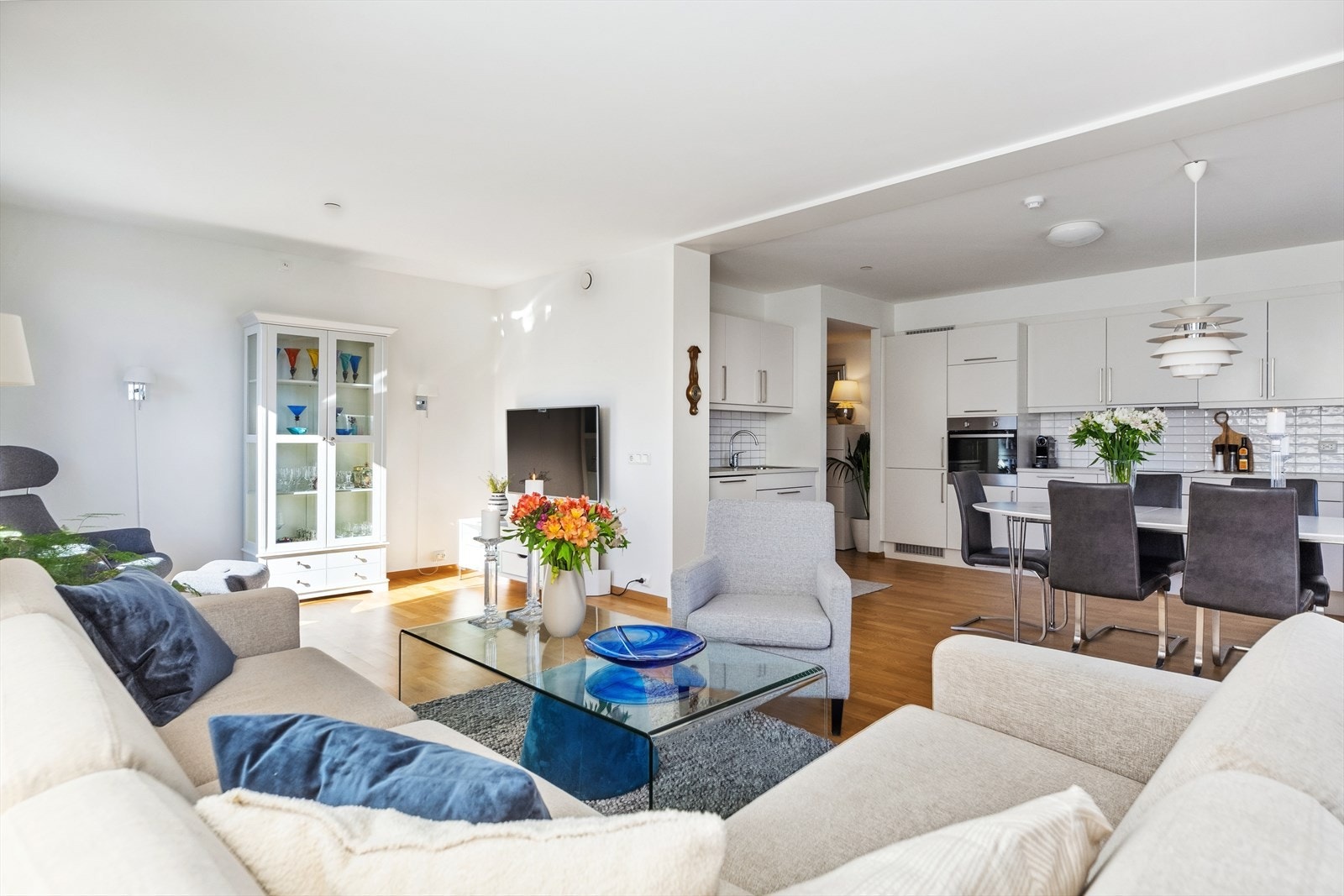 Store vindusflater gir rommet en luftig følelse Galleribilde