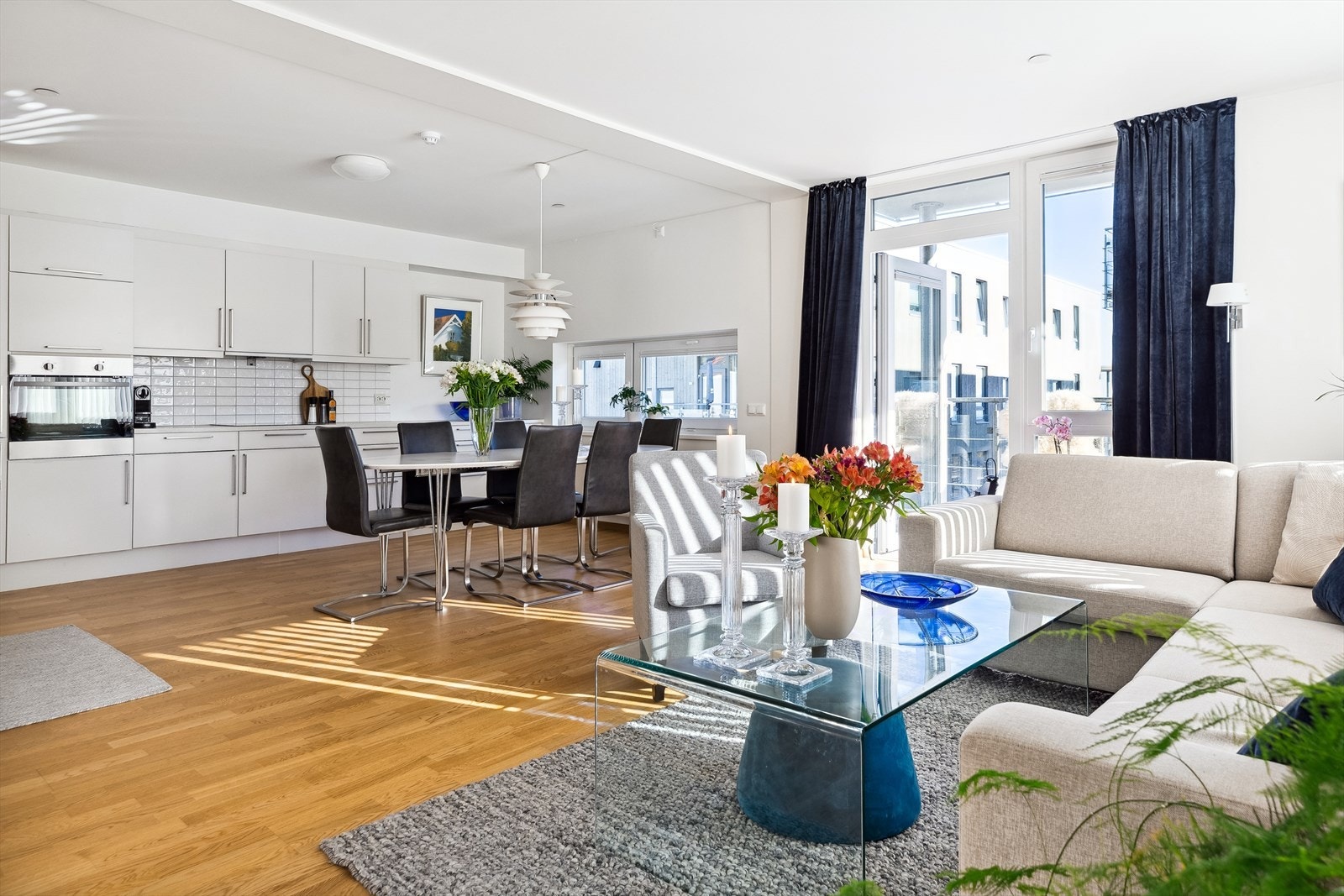 Leiligheten har et gjennomgående pent parkettgulv i alle oppholdsrom utenom gang, bad og toalett Galleribilde