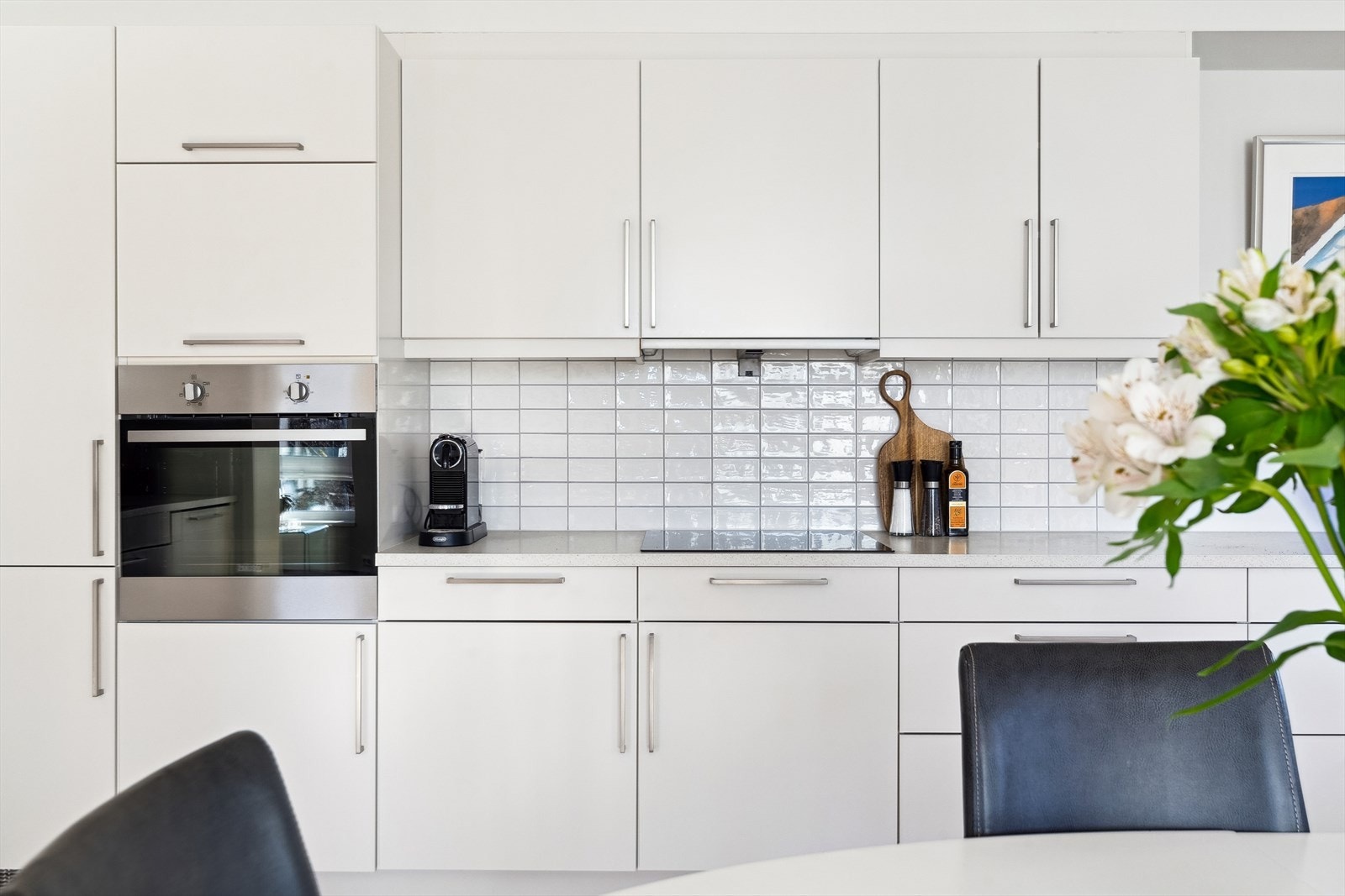 Kjøkkenet er velutstyrt med integrert stekeovn, oppvaskmaskin, platetopp og kombikjøleskap fra Siemens Galleribilde