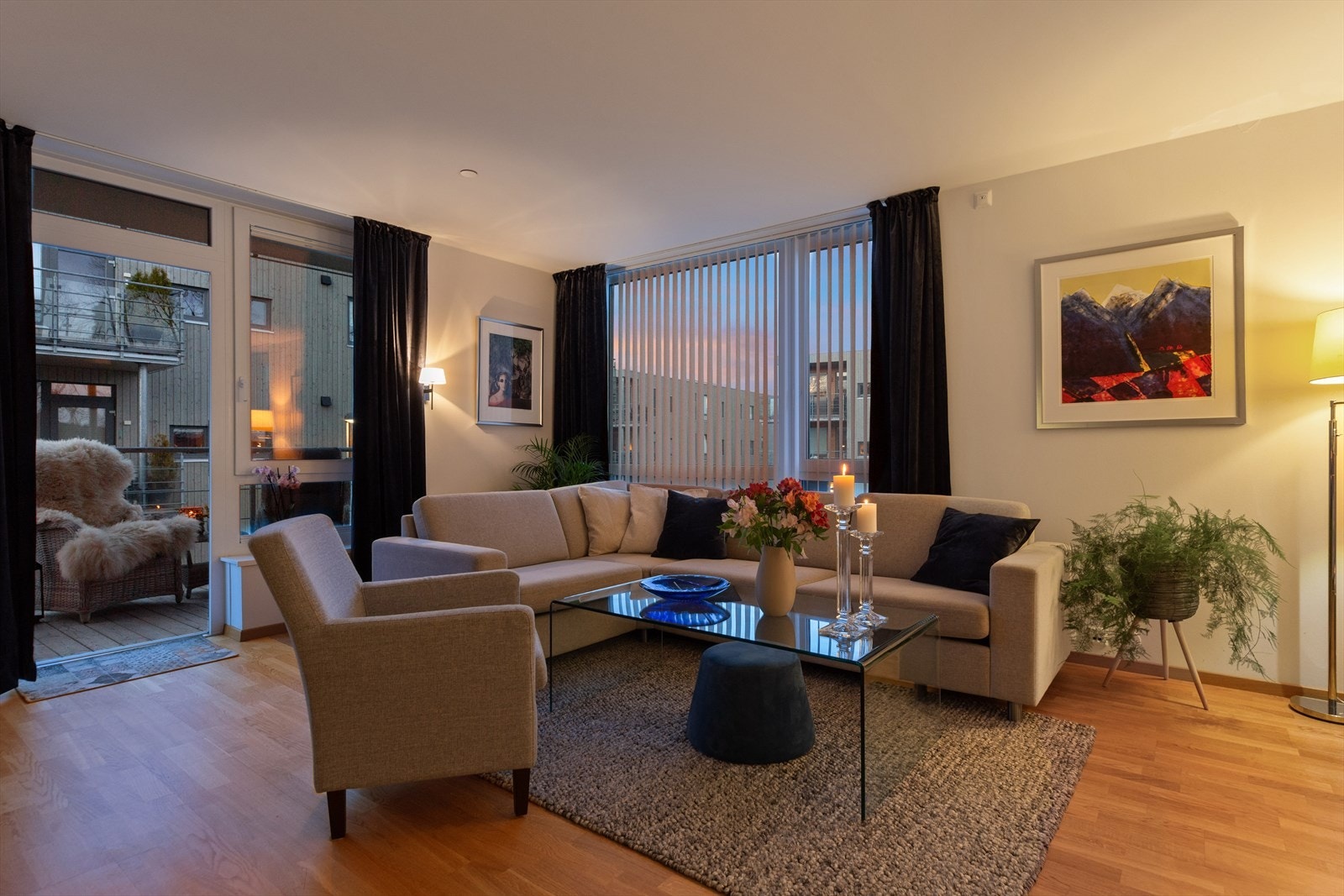 Leiligheten har et romslig internt BRA på 90 kvm. og en gjennomgående pen standard Galleribilde