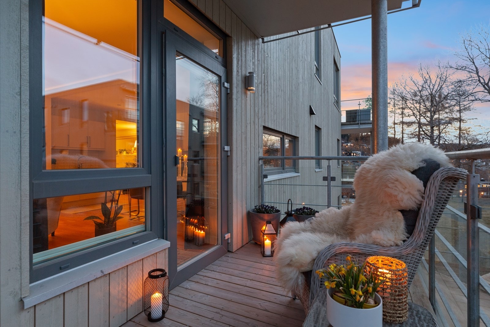 Balkongen er på 8 kvm. og her er det fint med plass til utemøblering og grill, samt diverse beplantning Galleribilde