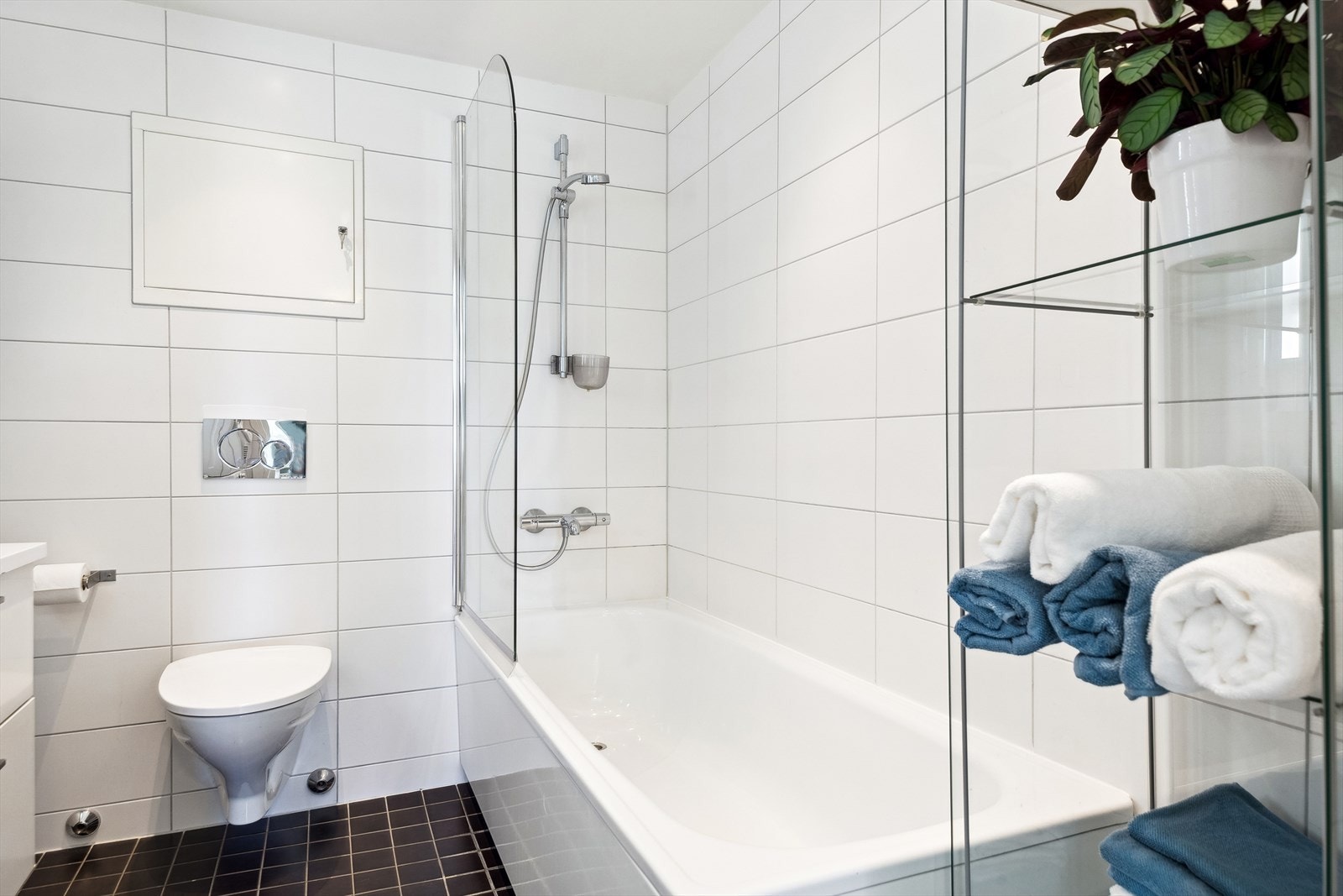 Flislagt bad med behagelig gulvvarme og downlights, vurdert til TG1 av takstmann Galleribilde