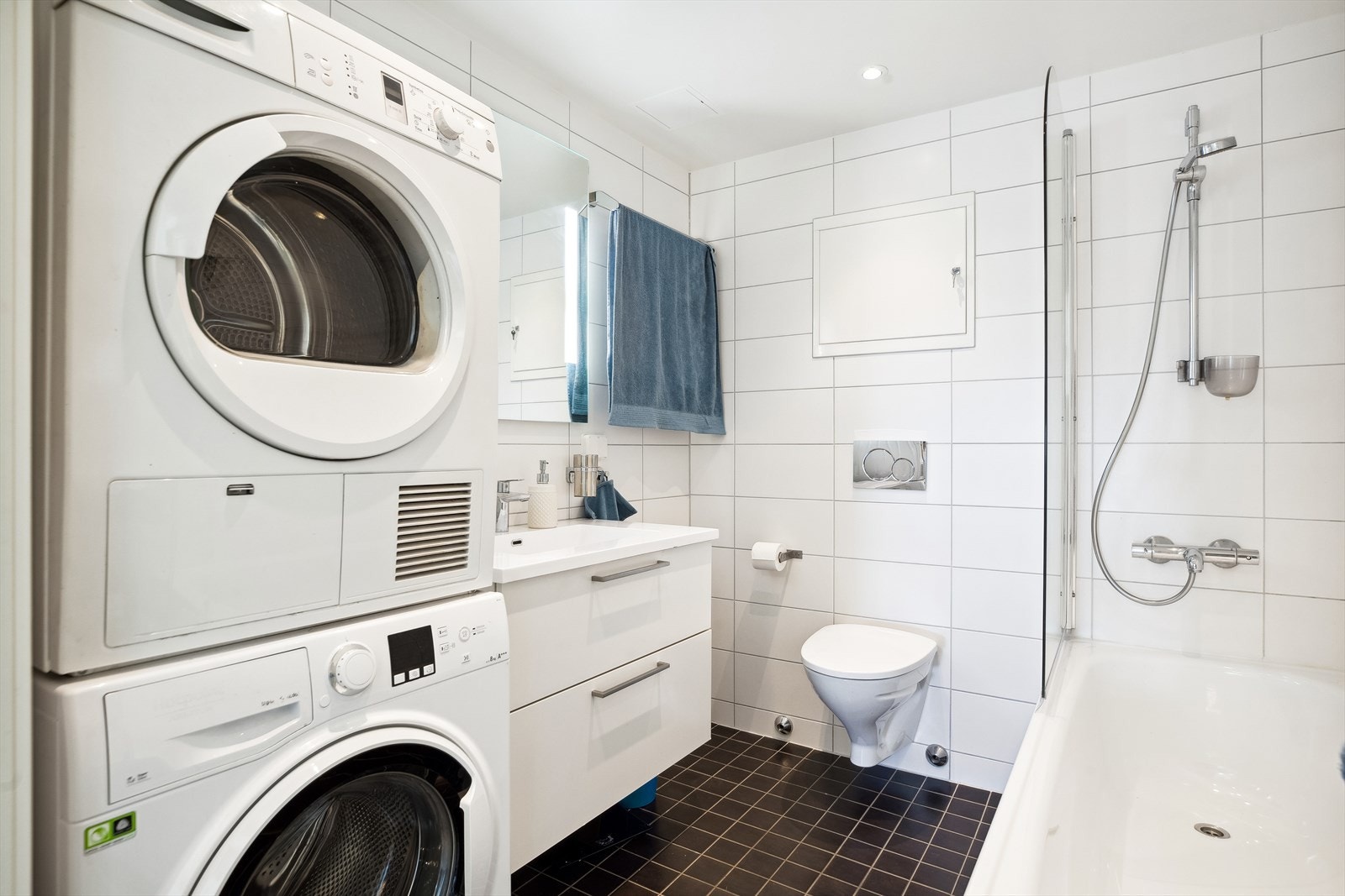 Innredningen består av en praktisk skapseksjon med servant, samt speil med lys og opplegg for vaskemaskin Galleribilde