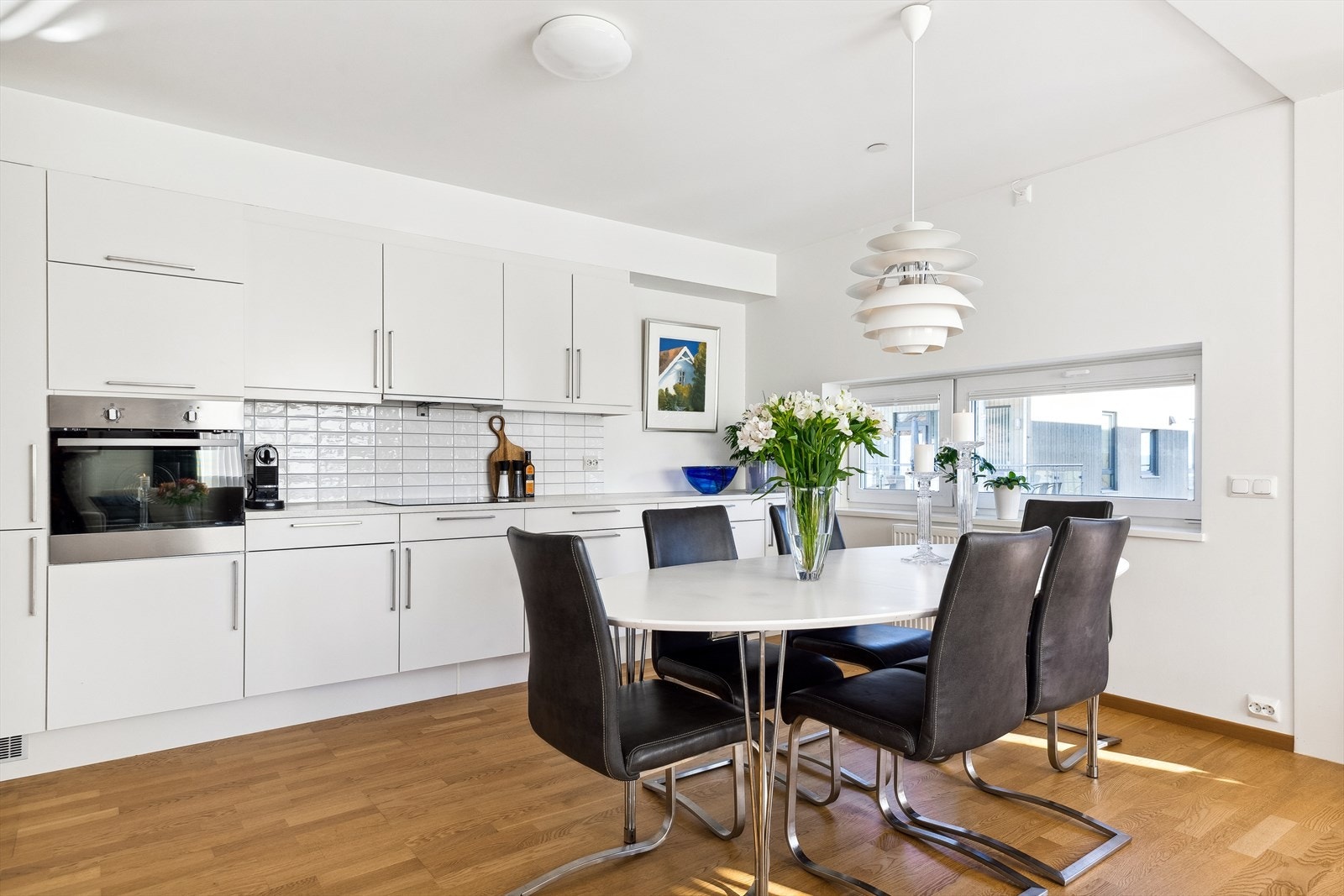 Stilrent kjøkken fra HTH med god plass til etablering av en romslig spisestue Galleribilde